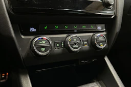 punainen Skoda Octavia 2016 kuva 19.