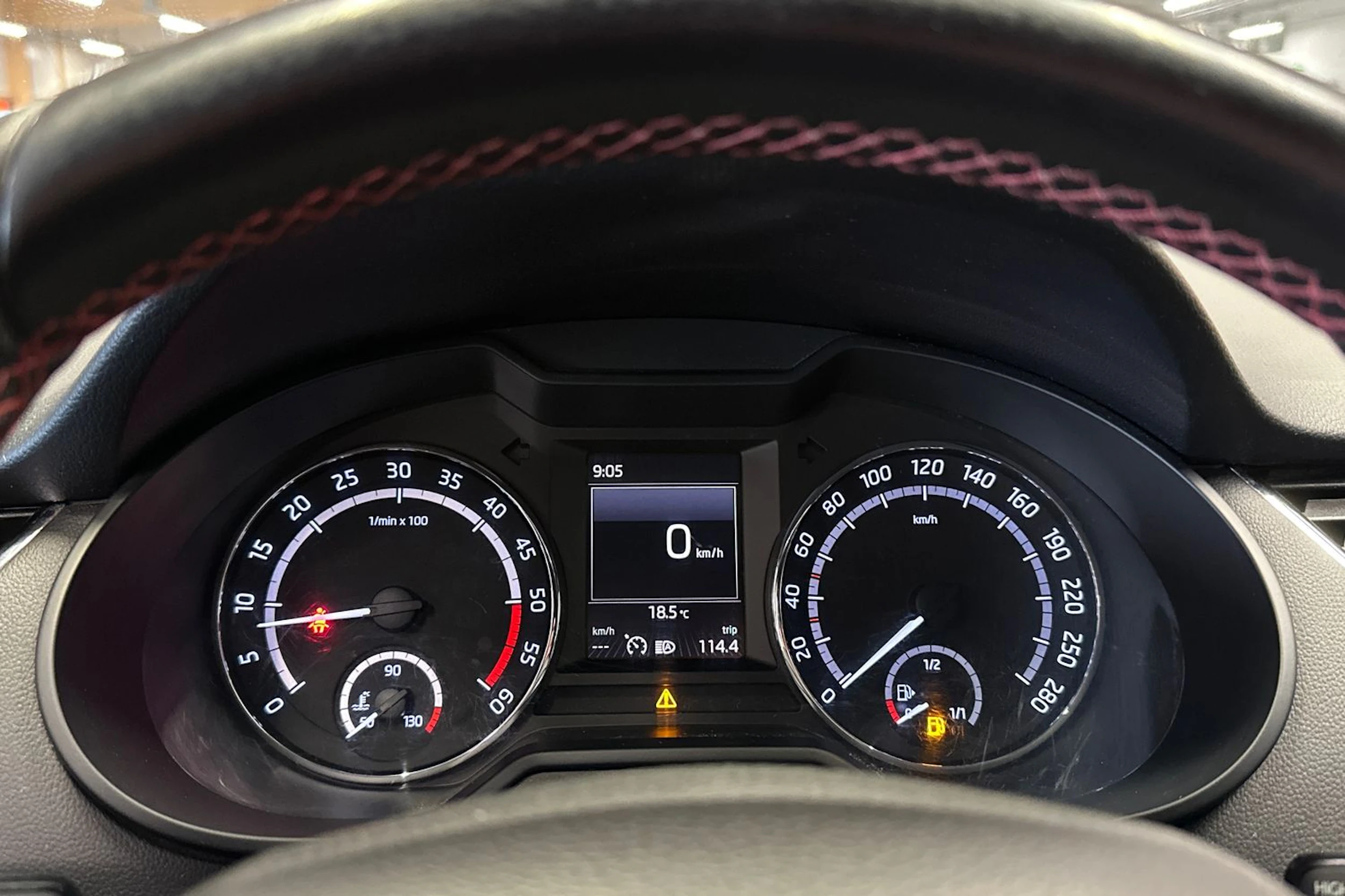 punainen Skoda Octavia 2016 kuva 21.
