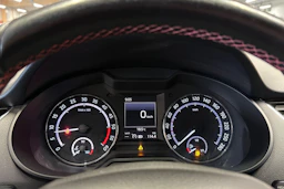 punainen Skoda Octavia 2016 kuva 21.