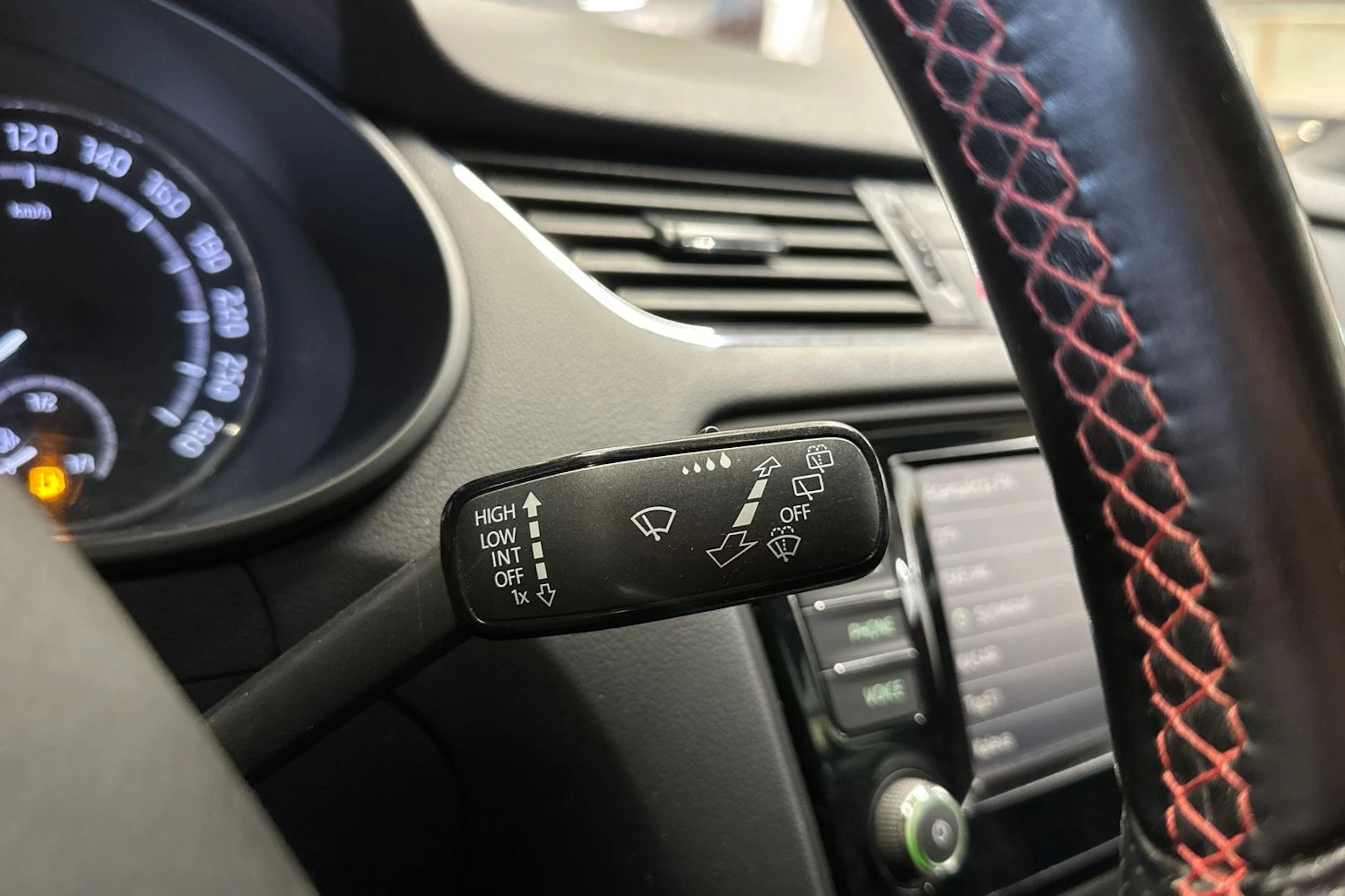 punainen Skoda Octavia 2016 kuva 23.
