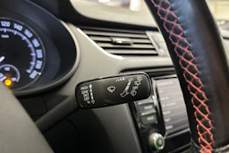 punainen Skoda Octavia 2016 kuva 23.