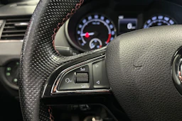 punainen Skoda Octavia 2016 kuva 24.