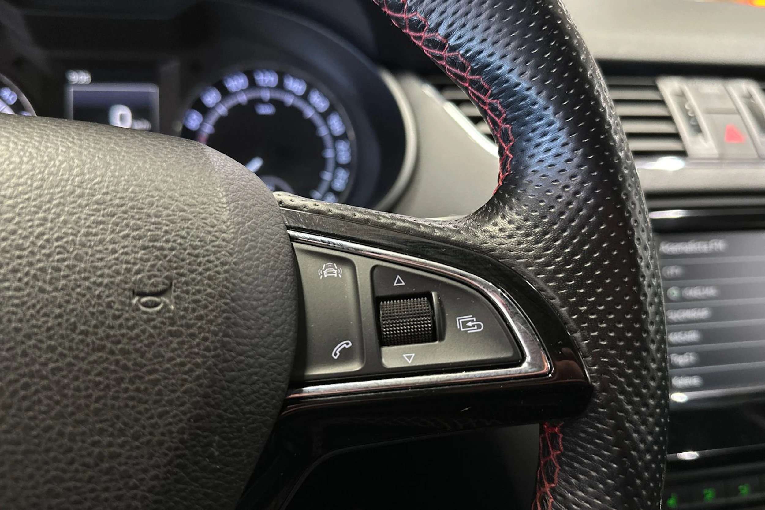 punainen Skoda Octavia 2016 kuva 25.