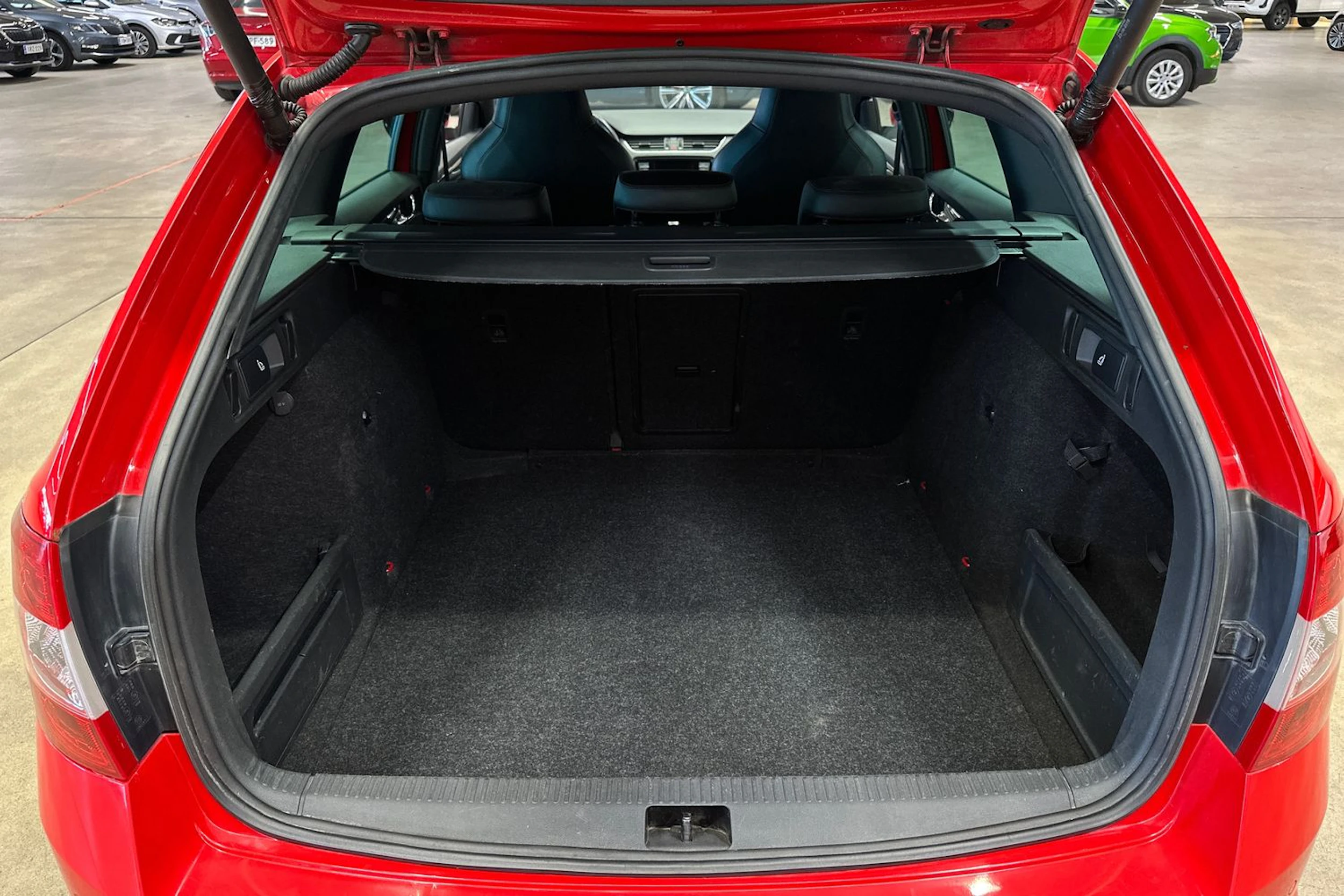 punainen Skoda Octavia 2016 kuva 28.