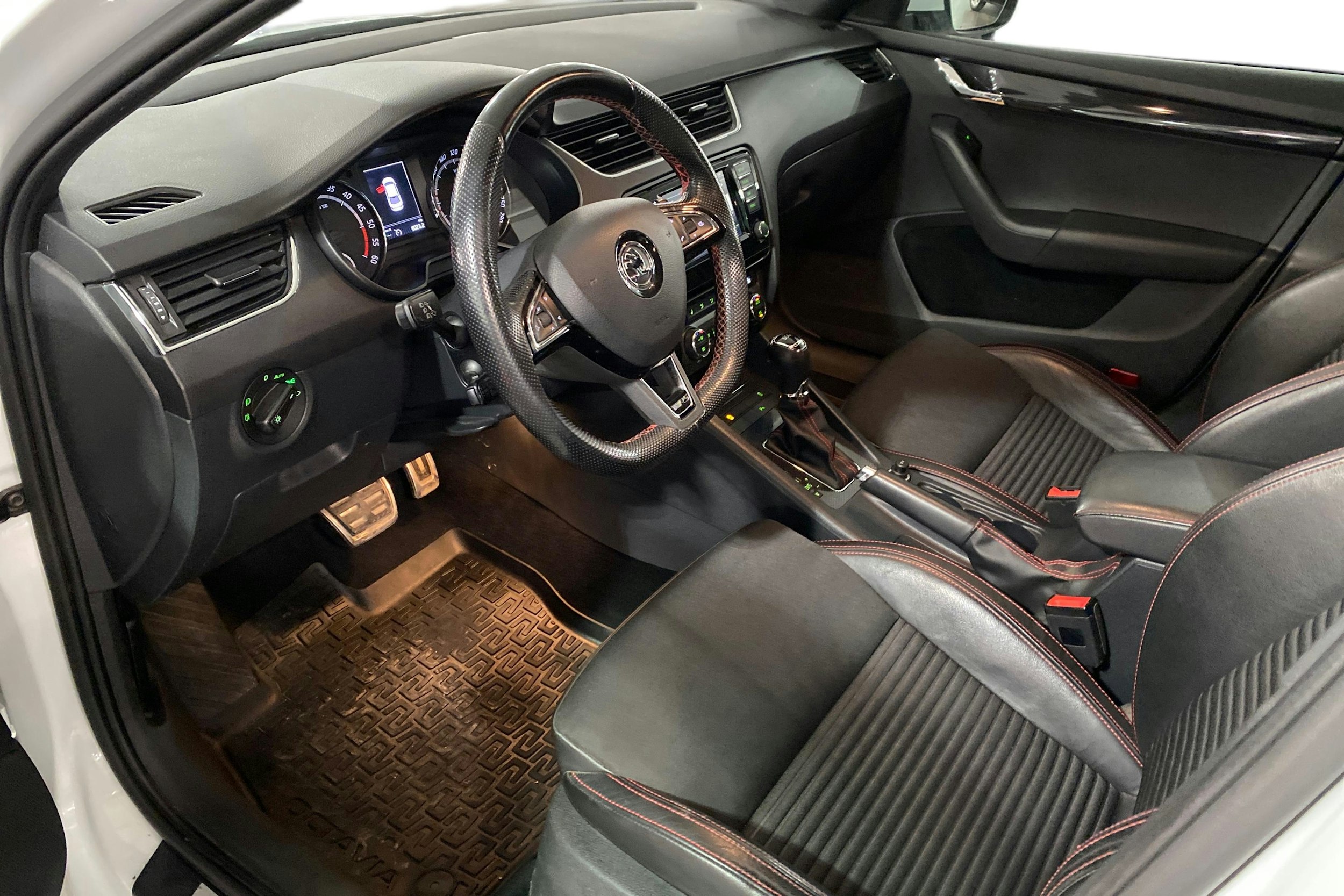 valkoinen Skoda Octavia 2016 kuva 7.