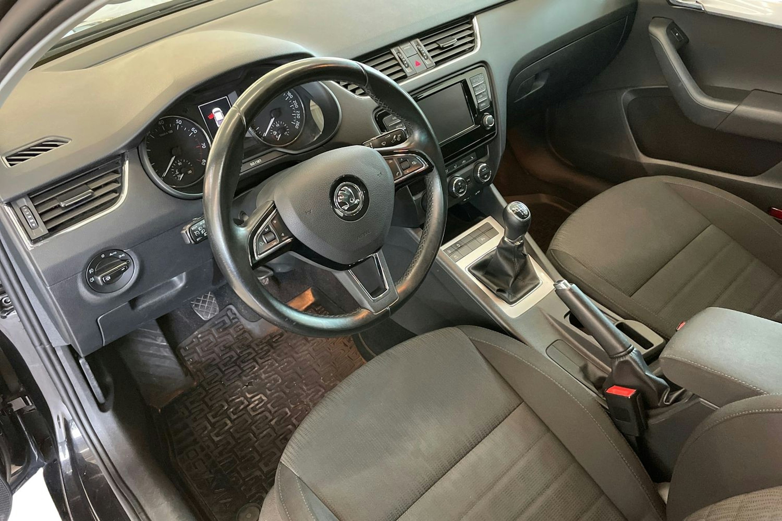 musta Skoda Octavia 2016 kuva 7.