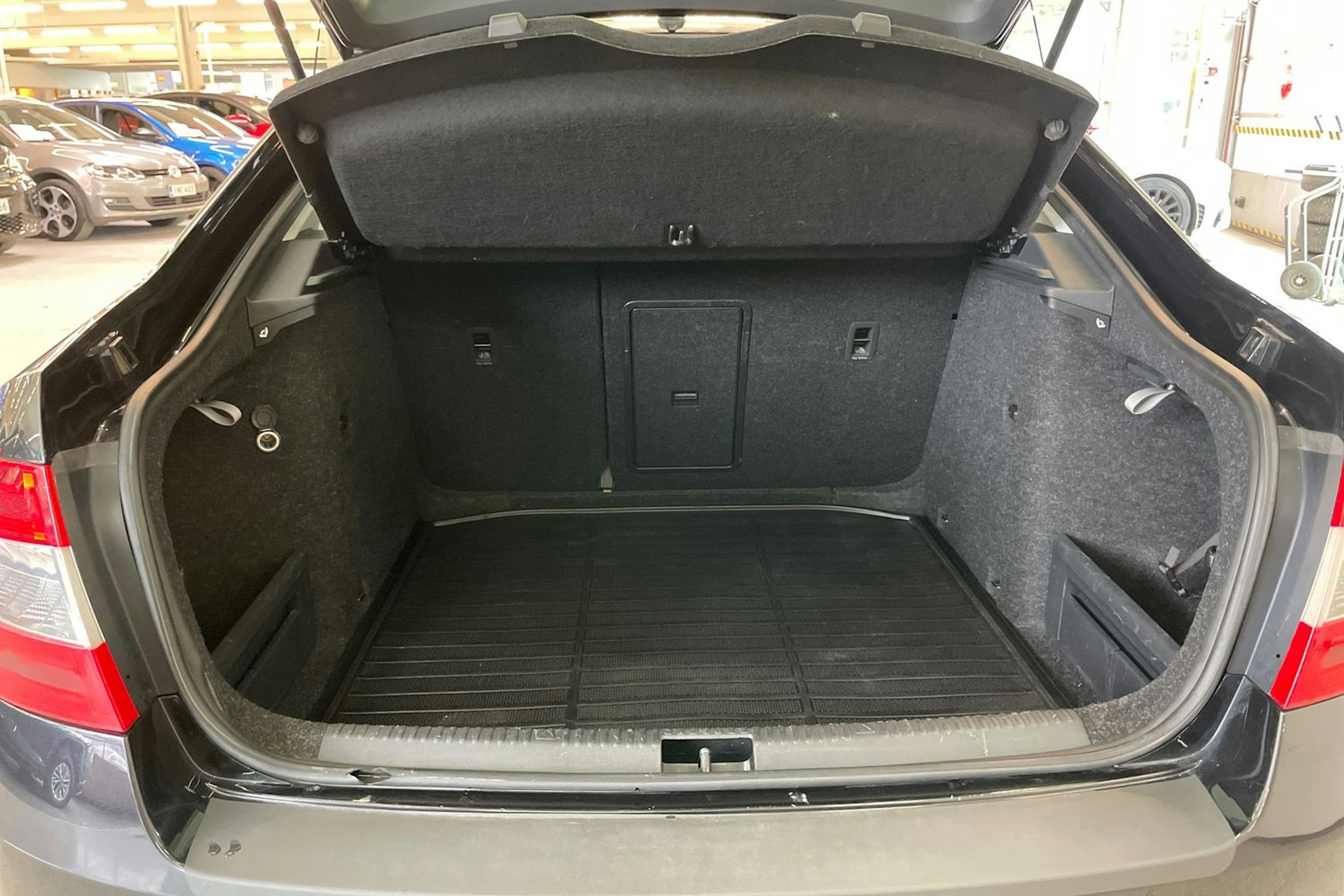 musta Skoda Octavia 2016 kuva 26.