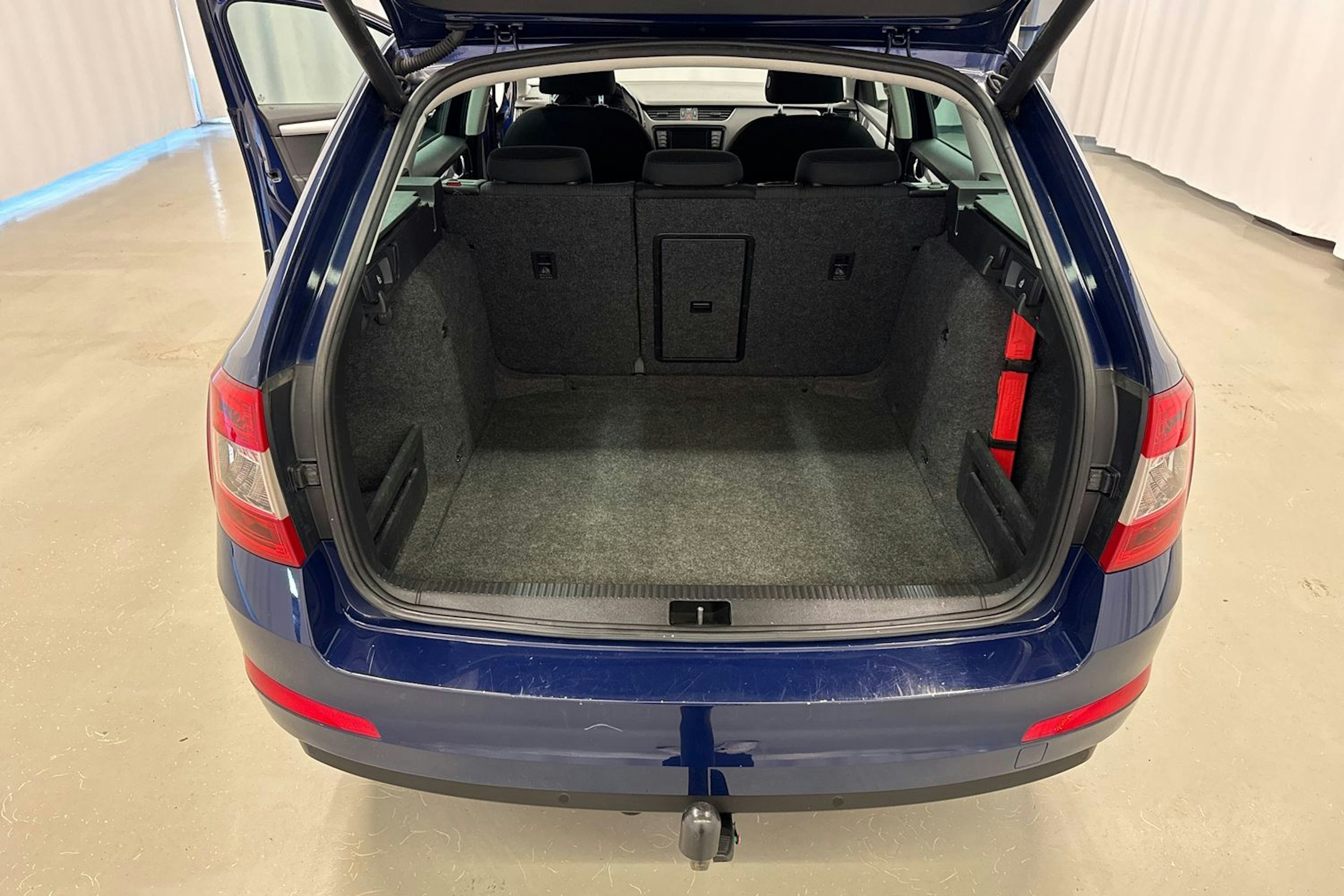 sininen Skoda Octavia 2016 kuva 14.