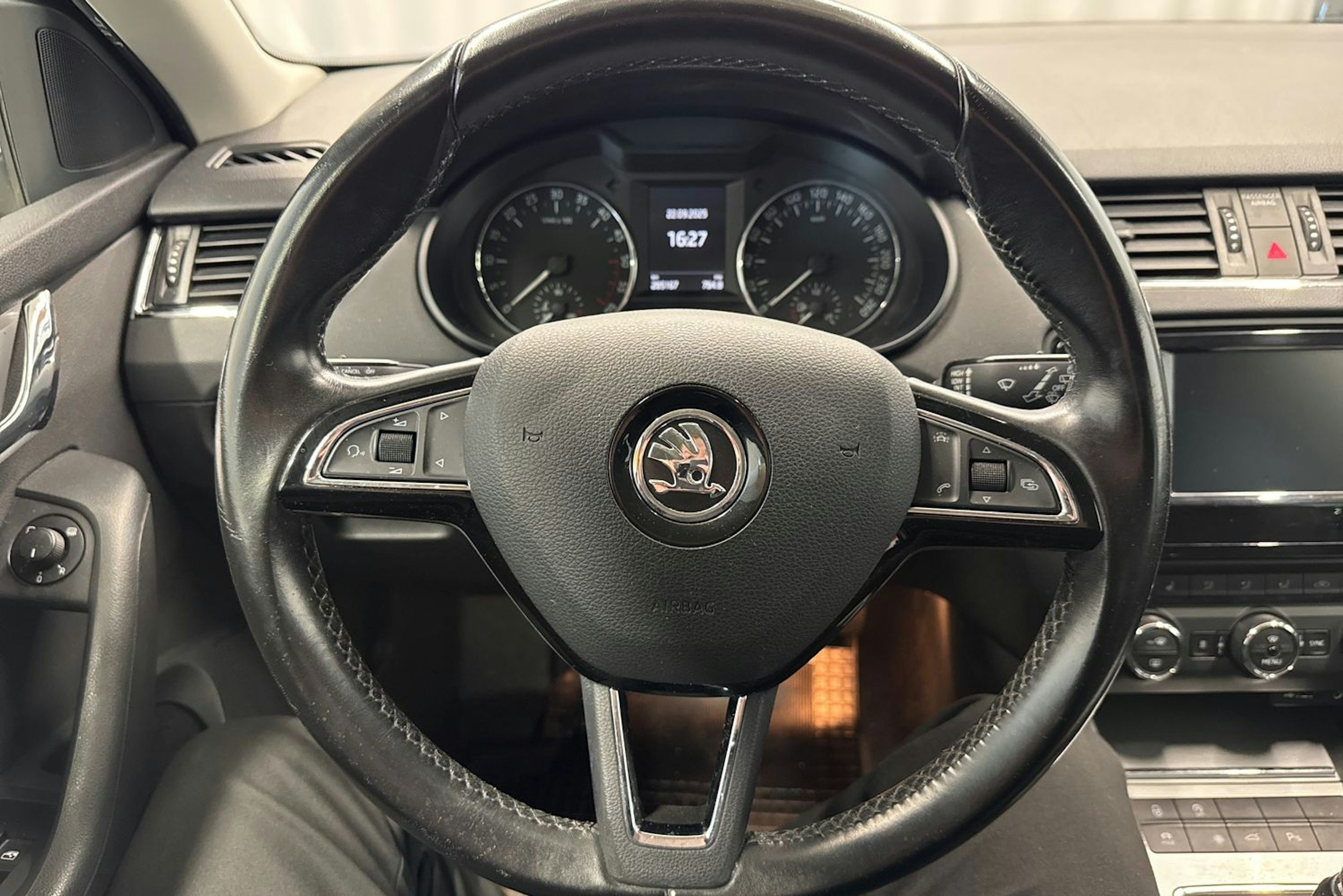 sininen Skoda Octavia 2016 kuva 16.