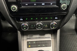 sininen Skoda Octavia 2016 kuva 20.