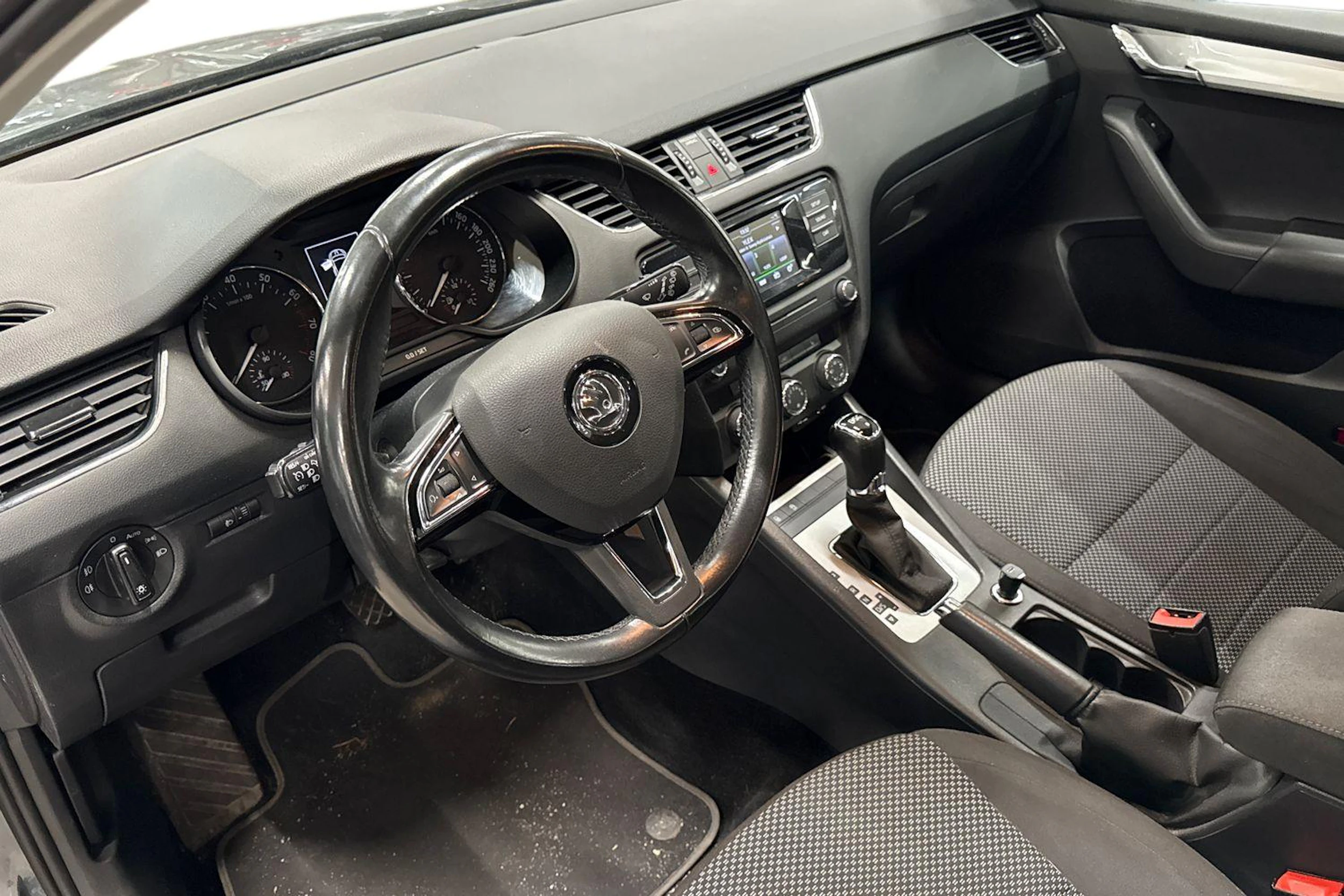 harmaa Skoda Octavia 2016 kuva 3.
