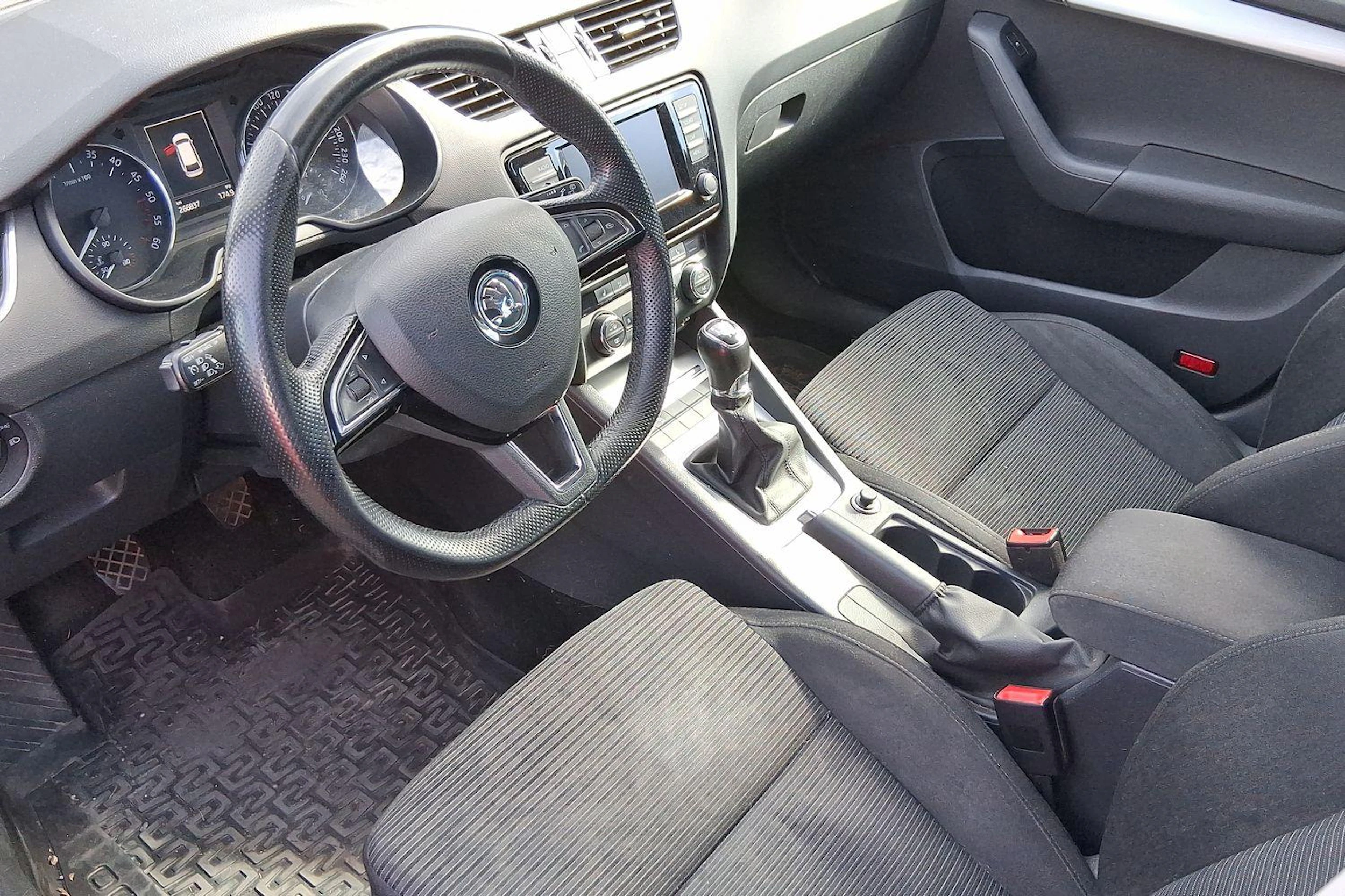 harmaa Skoda Octavia 2017 kuva 3.