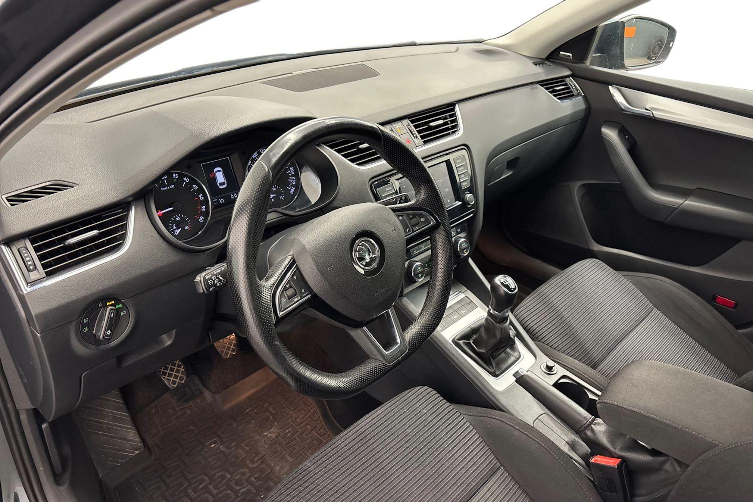harmaa Skoda Octavia 2017 kuva 8.