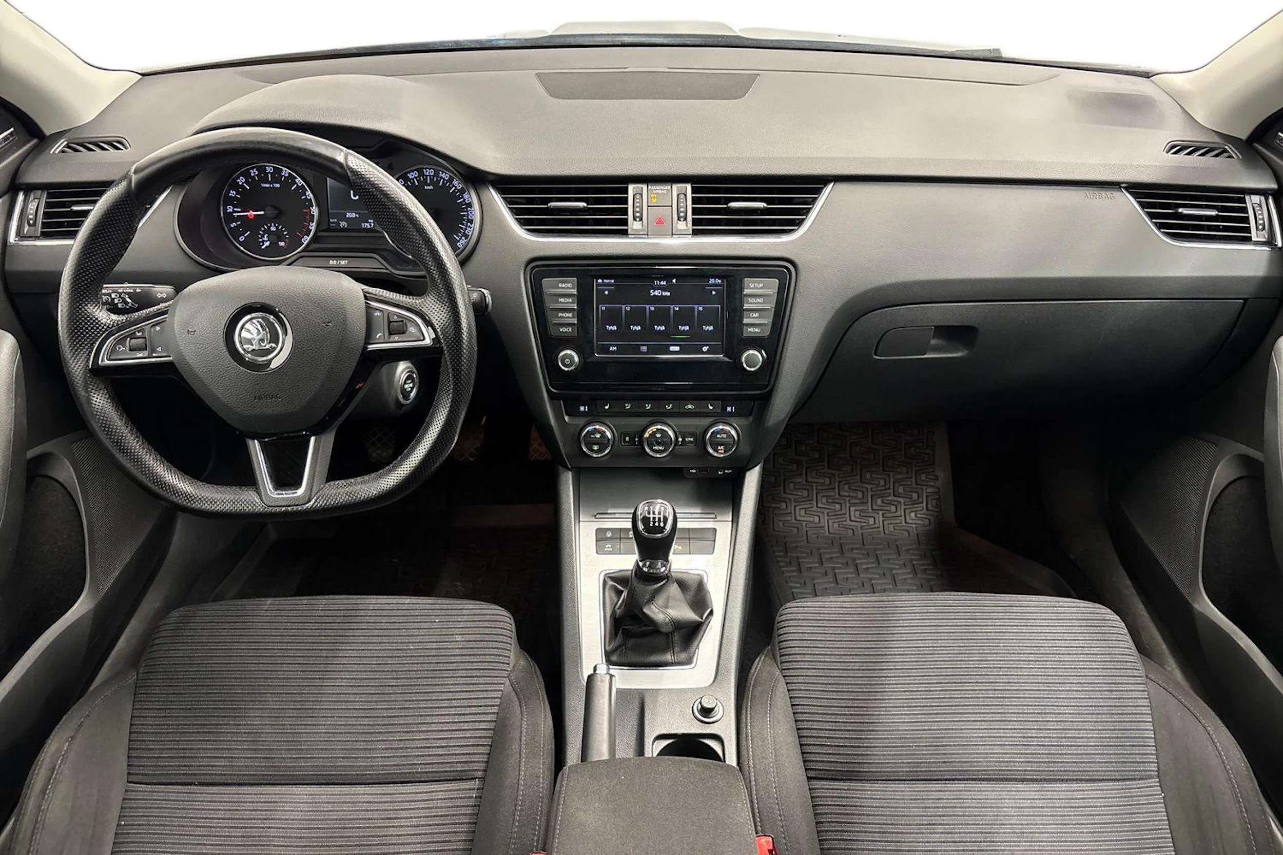 harmaa Skoda Octavia 2017 kuva 9.