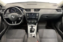 harmaa Skoda Octavia 2017 kuva 9.