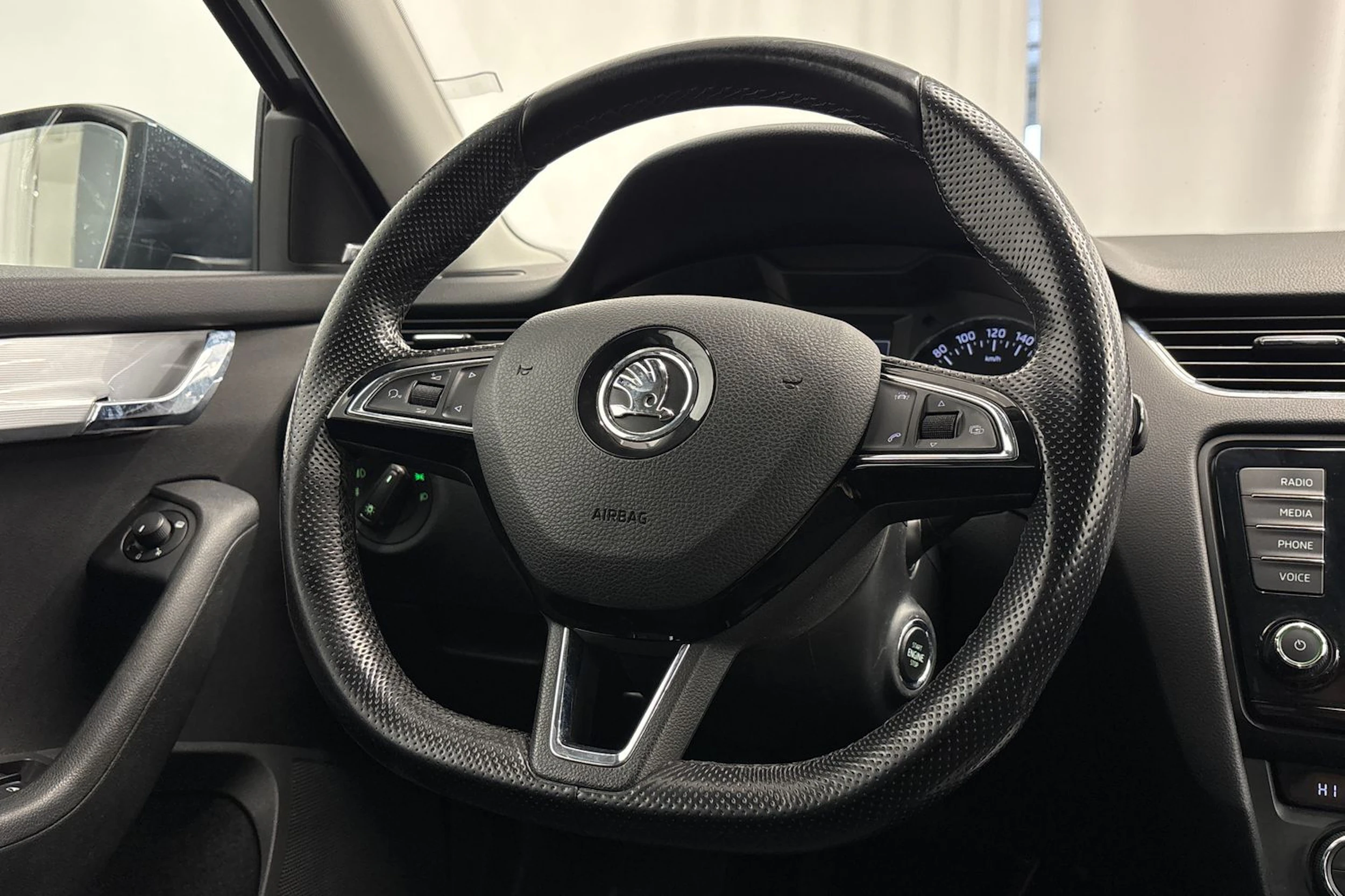 harmaa Skoda Octavia 2017 kuva 16.