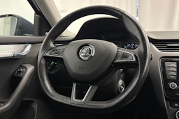 harmaa Skoda Octavia 2017 kuva 16.