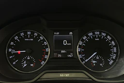 harmaa Skoda Octavia 2017 kuva 20.
