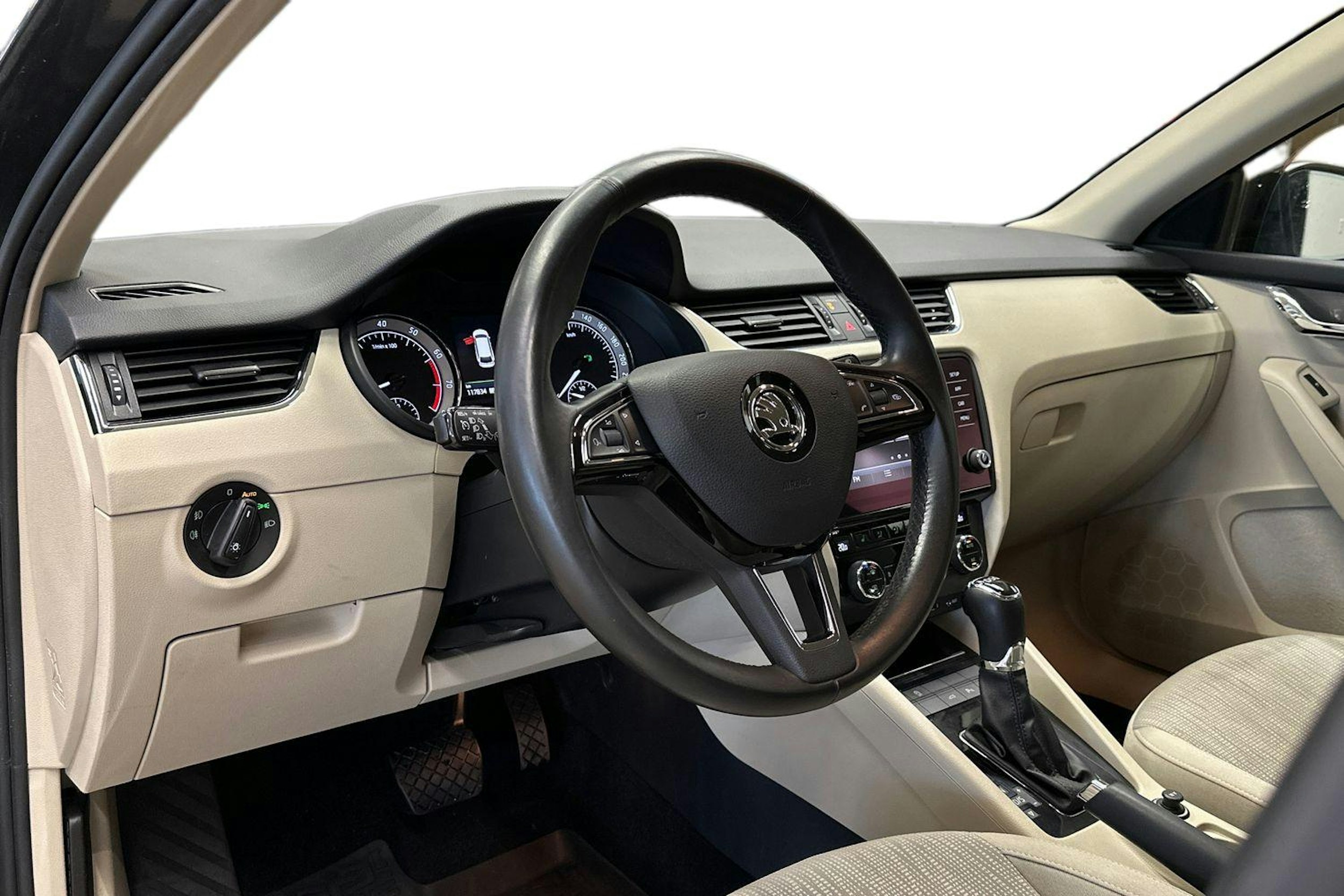 harmaa Skoda Octavia 2017 kuva 10.