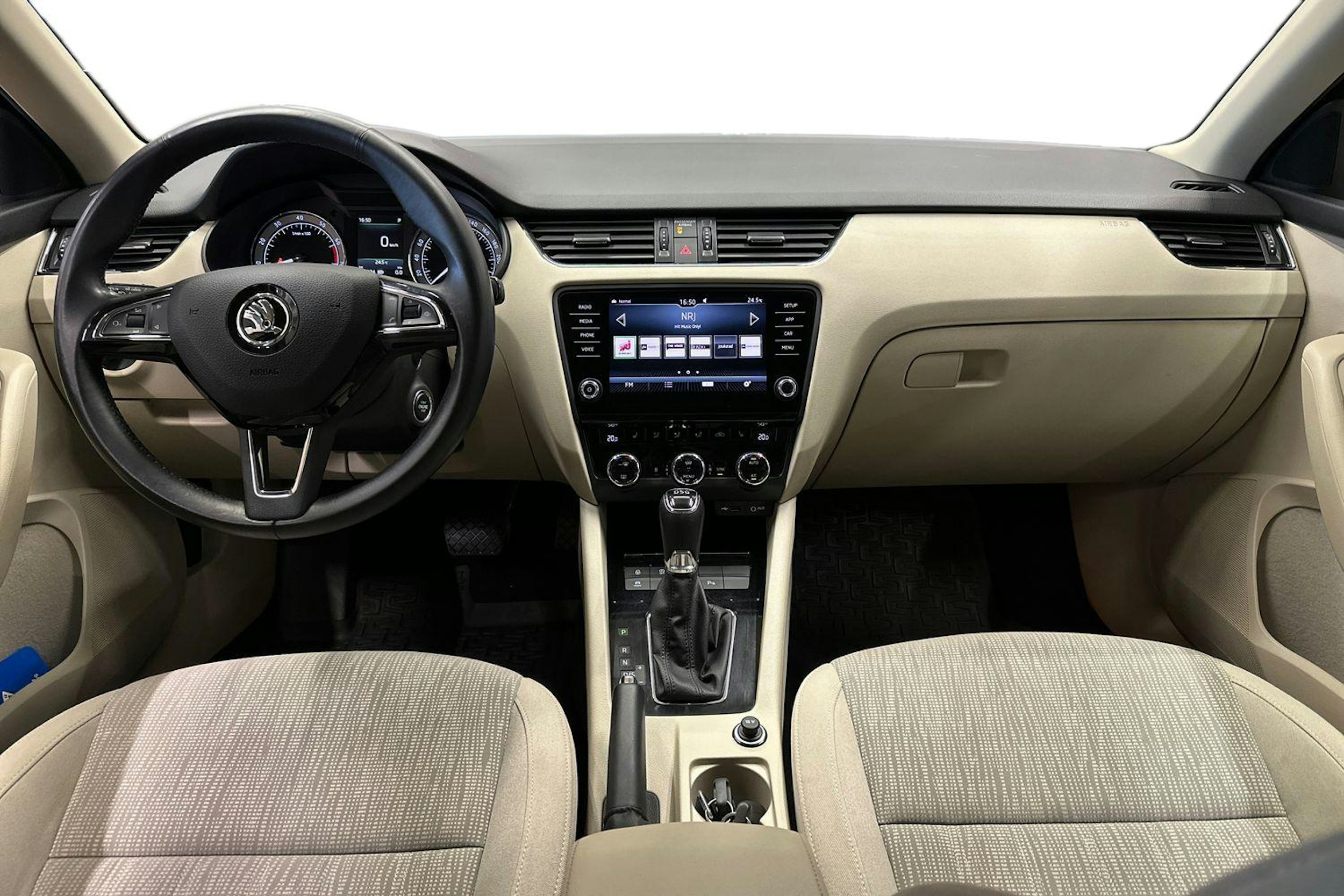 harmaa Skoda Octavia 2017 kuva 11.