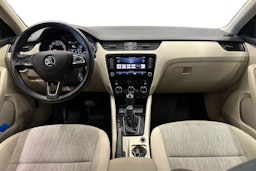 harmaa Skoda Octavia 2017 kuva 11.