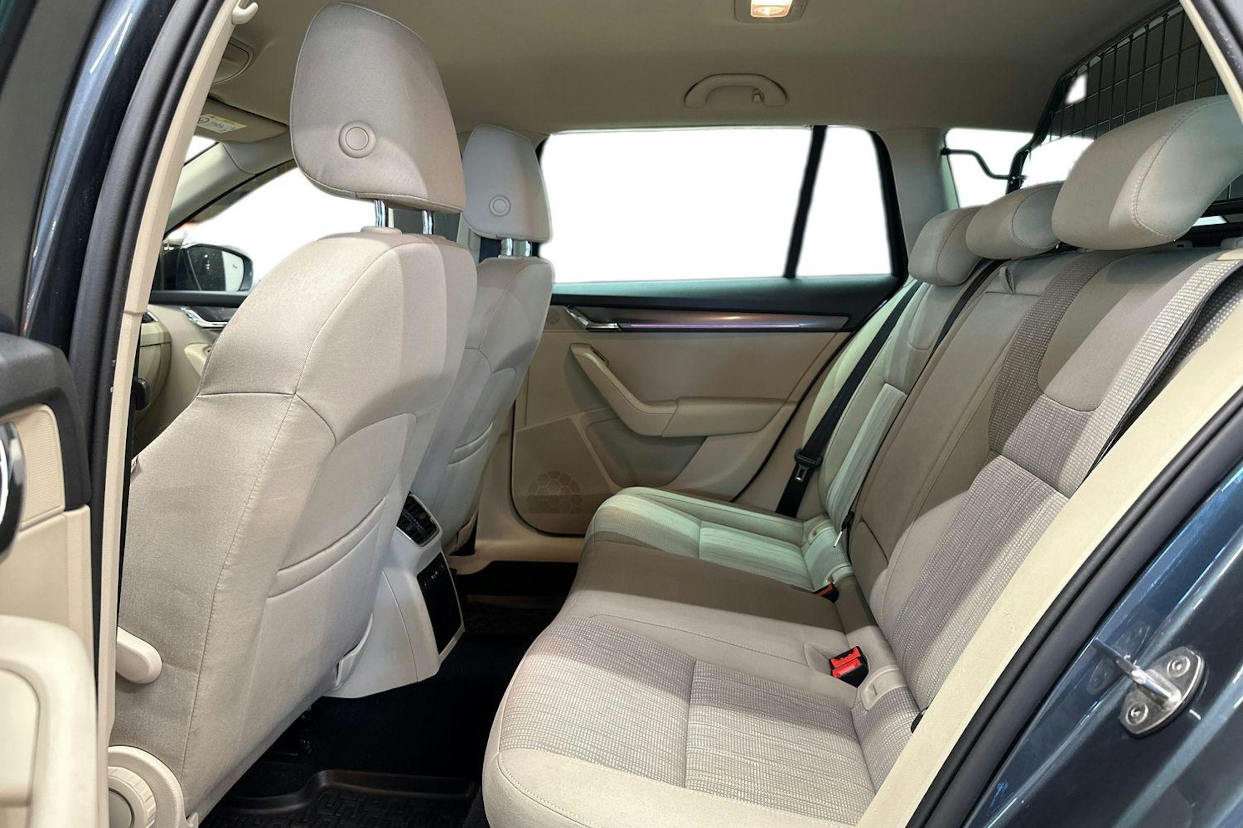 harmaa Skoda Octavia 2017 kuva 12.