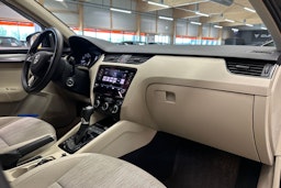 harmaa Skoda Octavia 2017 kuva 13.