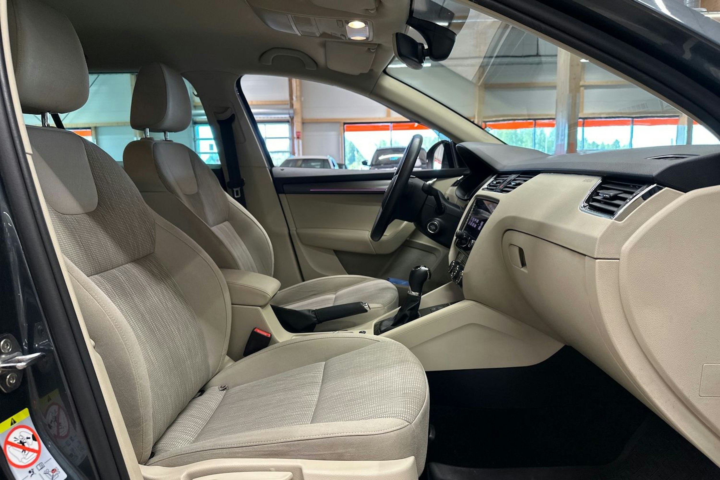 harmaa Skoda Octavia 2017 kuva 14.
