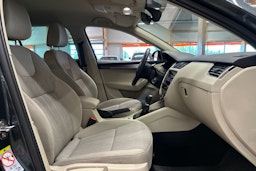 harmaa Skoda Octavia 2017 kuva 14.