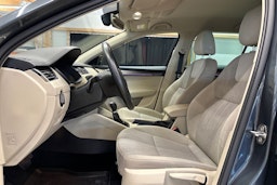 harmaa Skoda Octavia 2017 kuva 16.