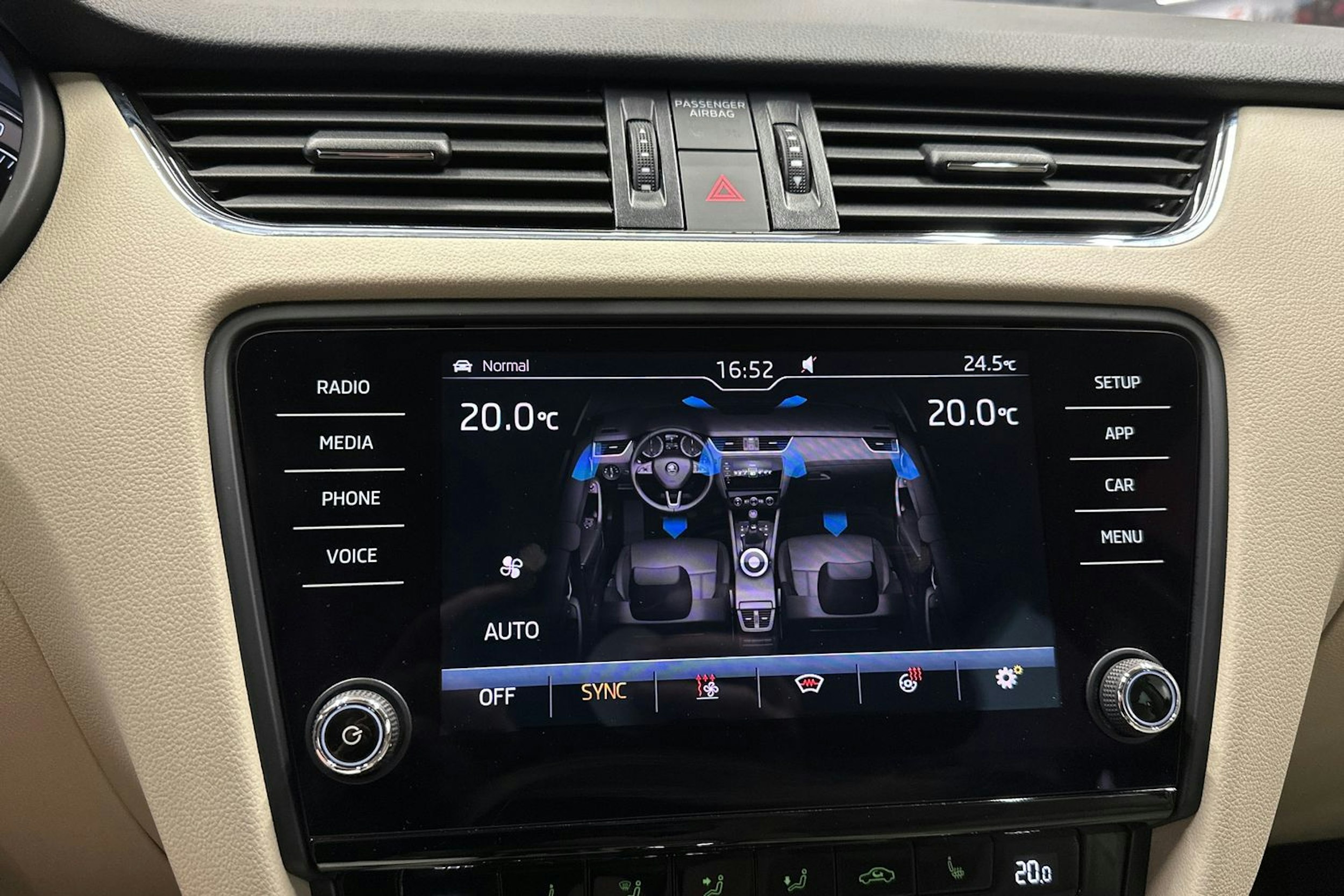 harmaa Skoda Octavia 2017 kuva 20.
