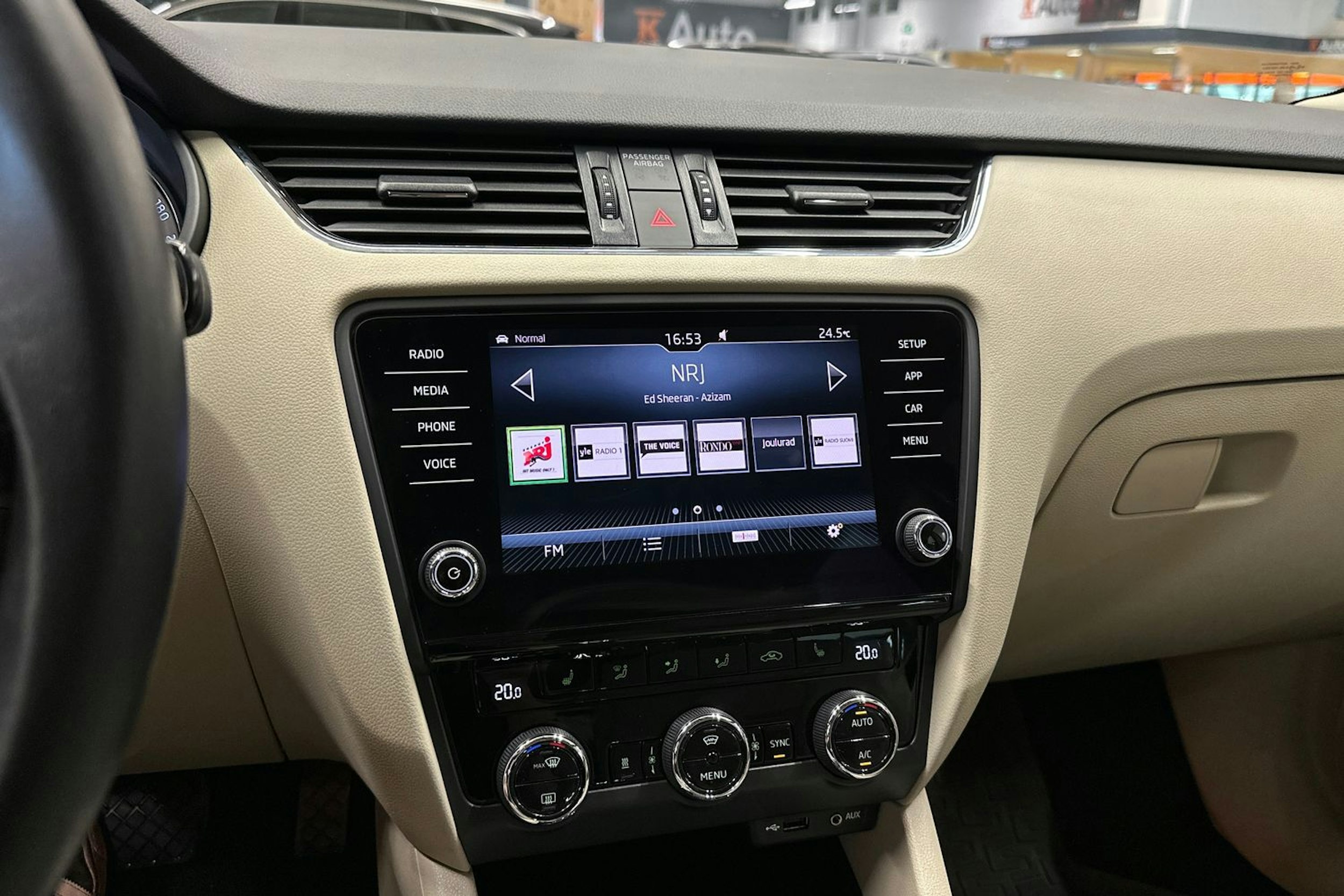 harmaa Skoda Octavia 2017 kuva 22.