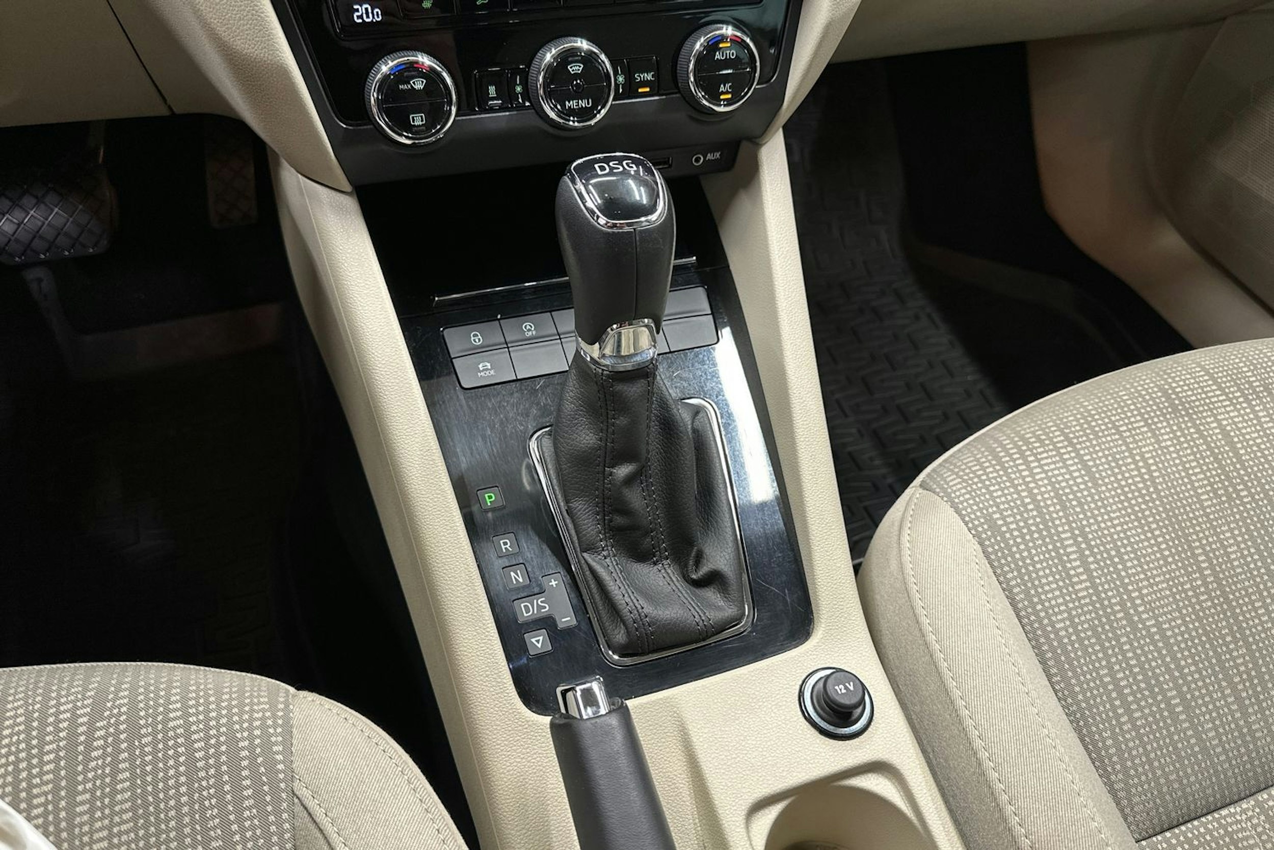 harmaa Skoda Octavia 2017 kuva 23.
