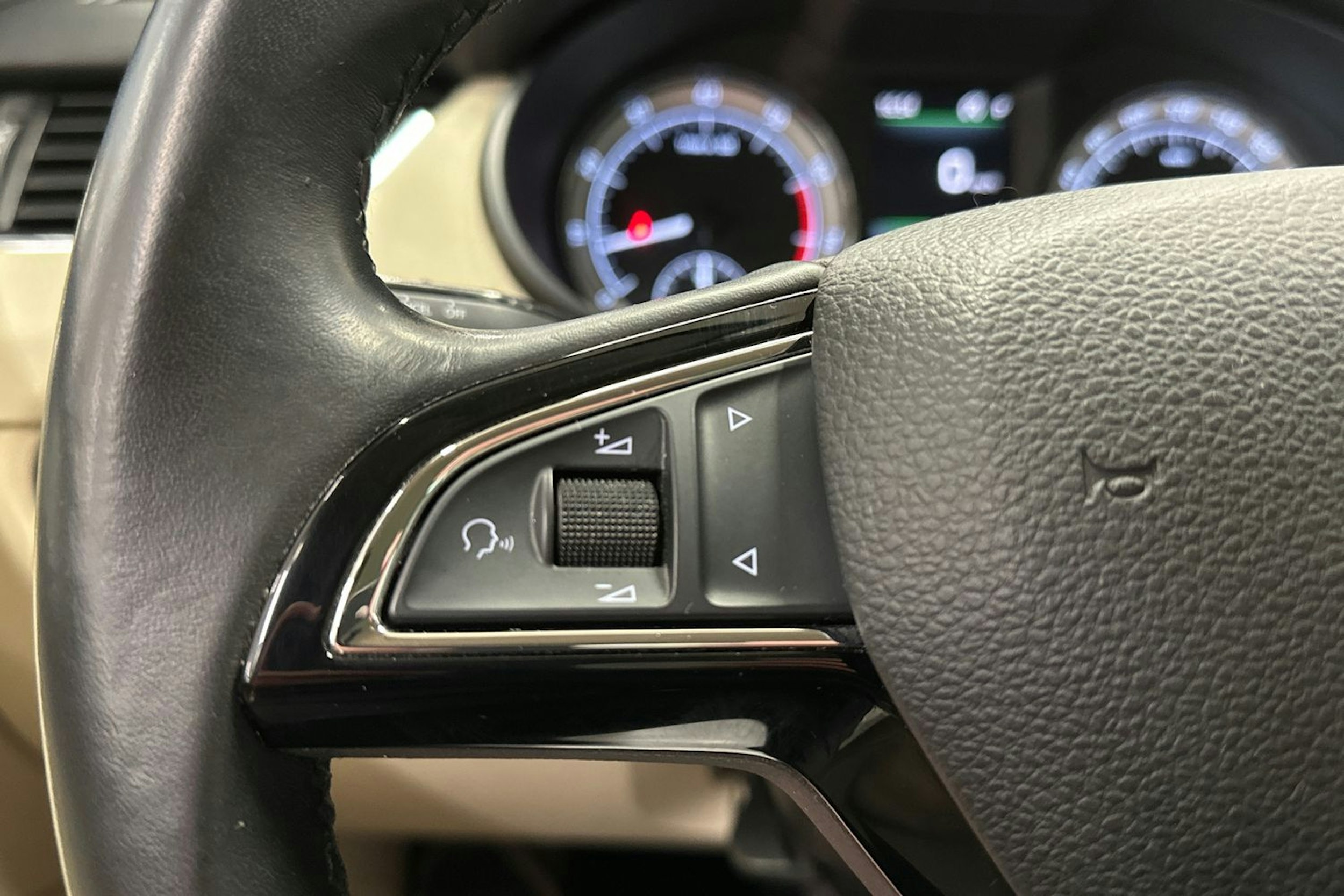 harmaa Skoda Octavia 2017 kuva 28.