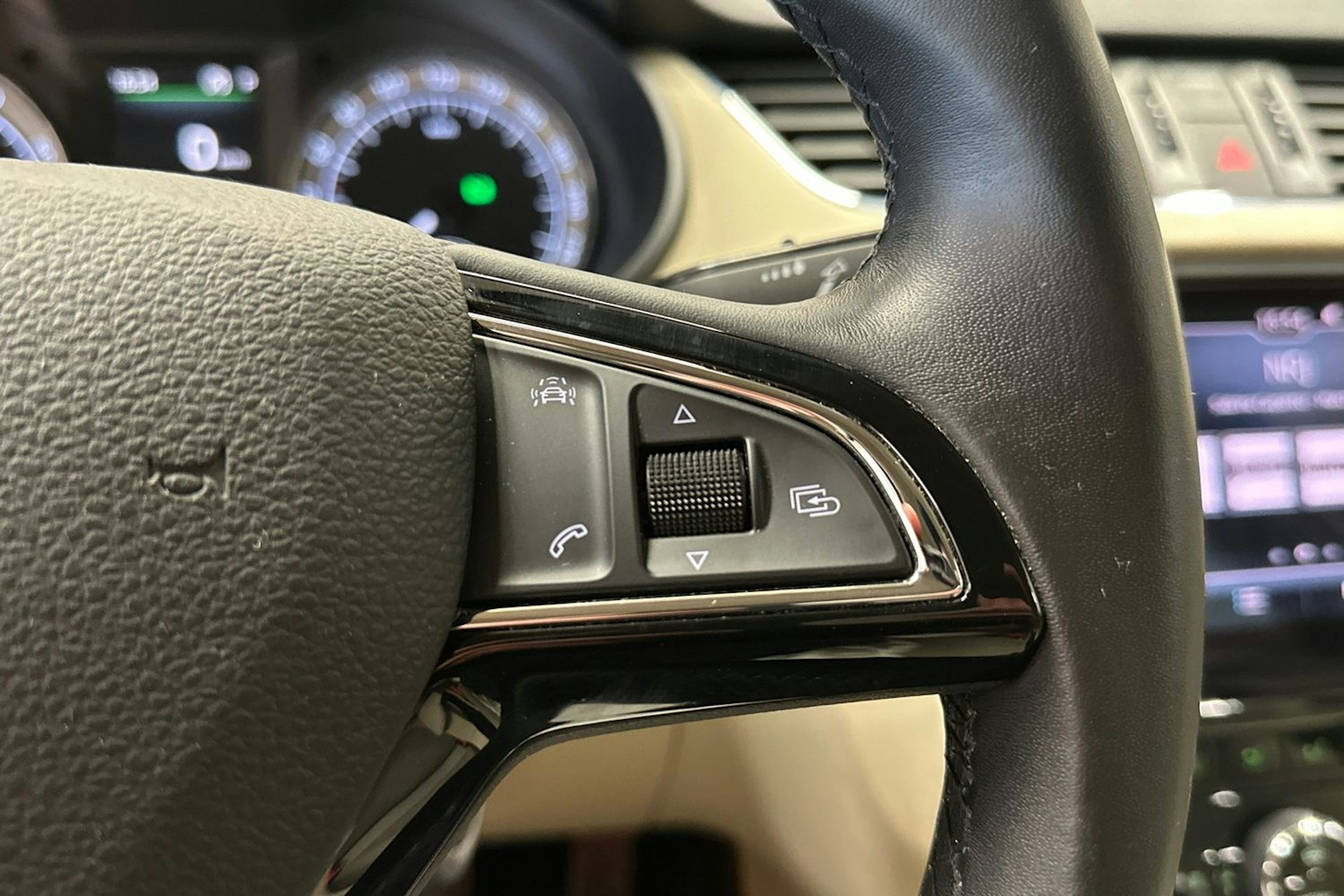 harmaa Skoda Octavia 2017 kuva 29.