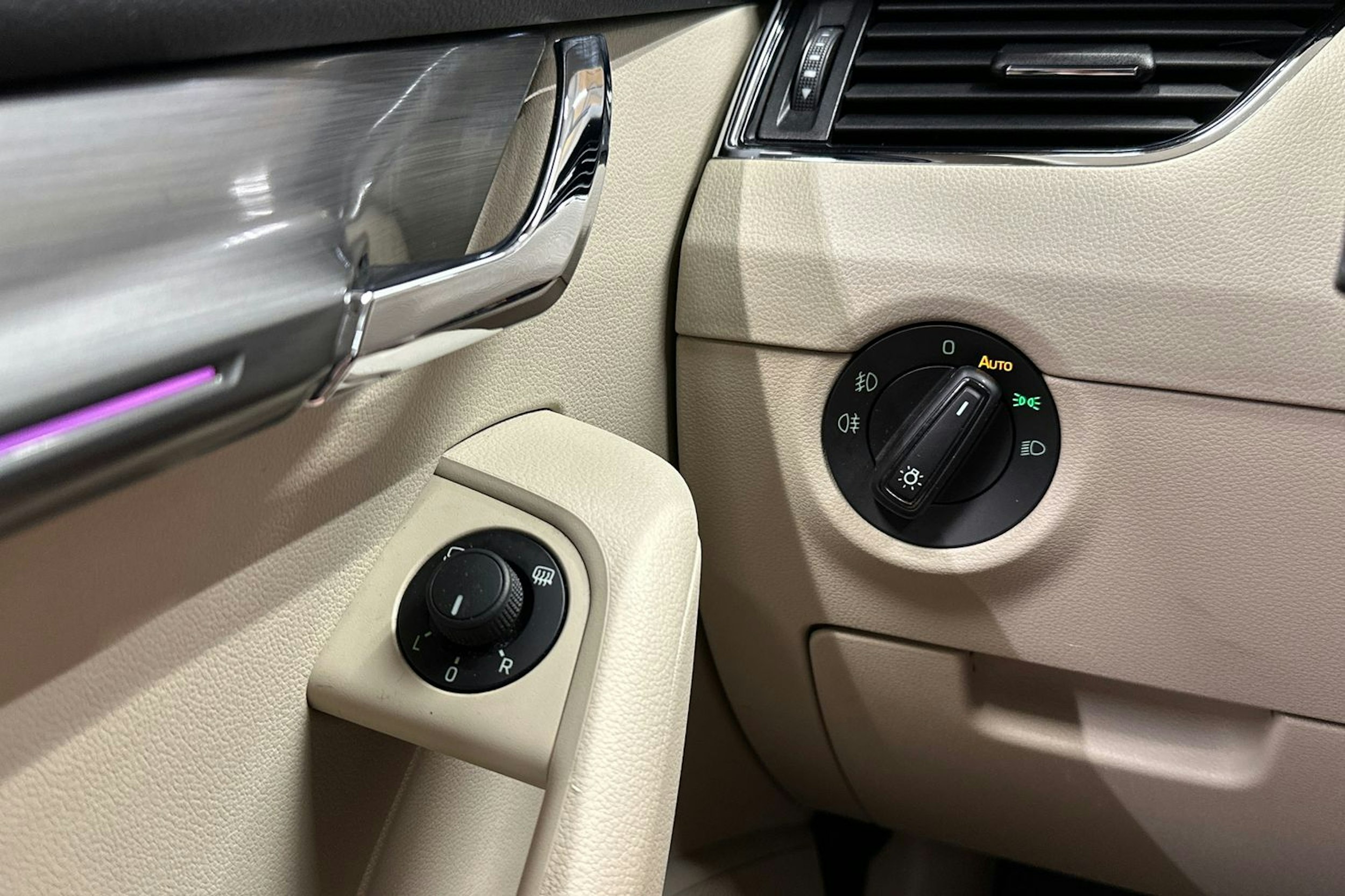 harmaa Skoda Octavia 2017 kuva 30.