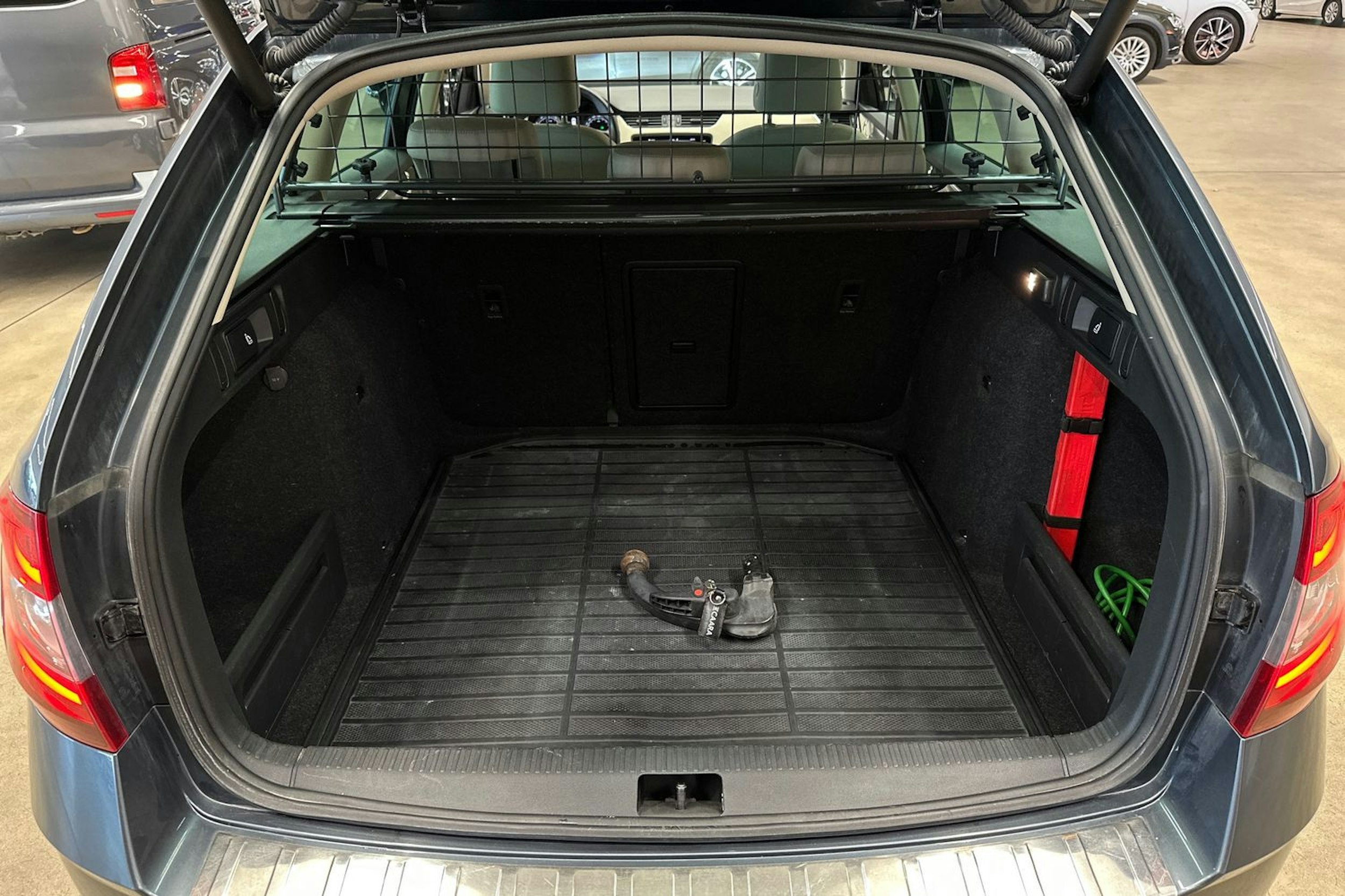 harmaa Skoda Octavia 2017 kuva 32.