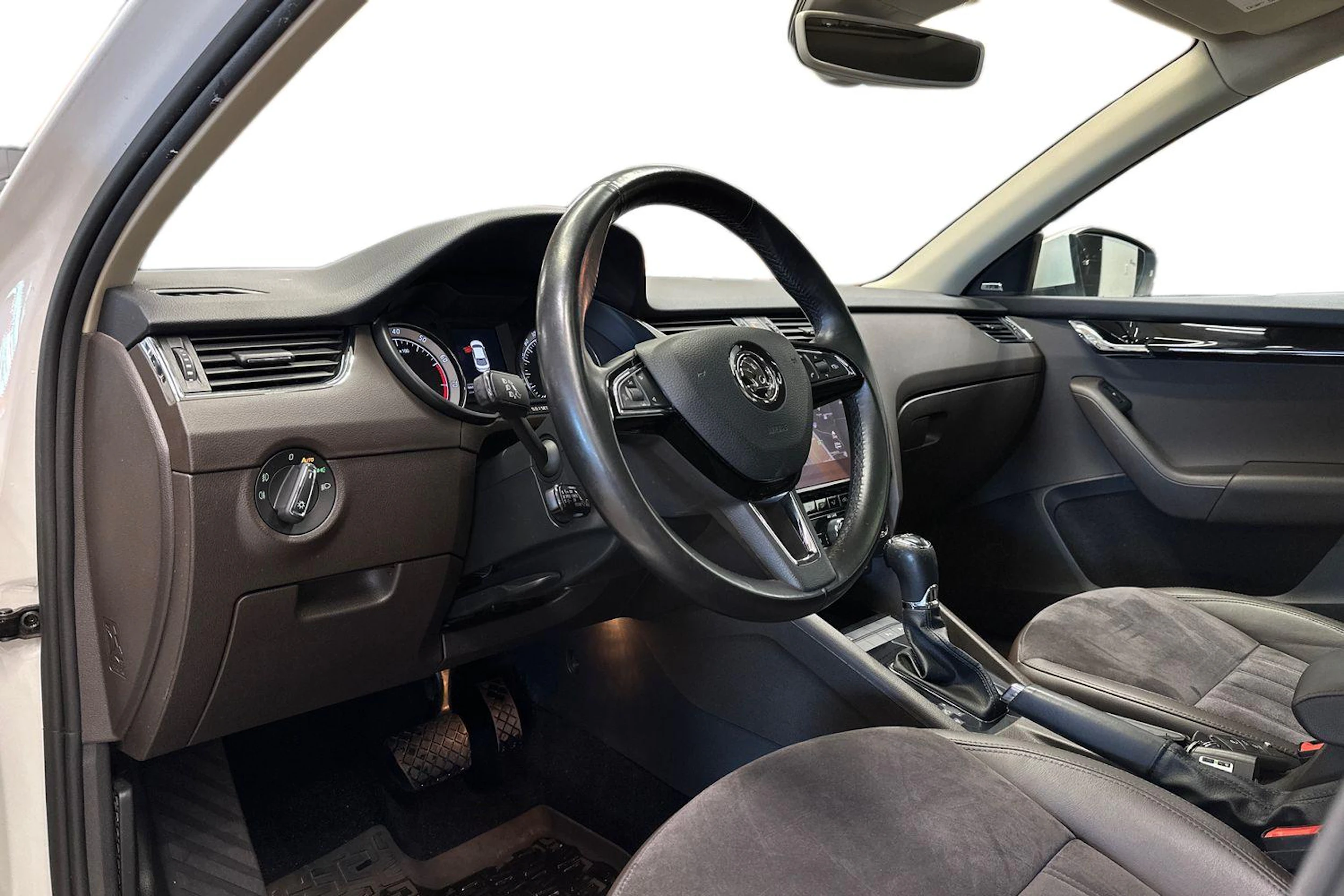 valkoinen Skoda Octavia 2017 kuva 6.