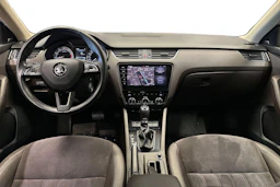 valkoinen Skoda Octavia 2017 kuva 7.
