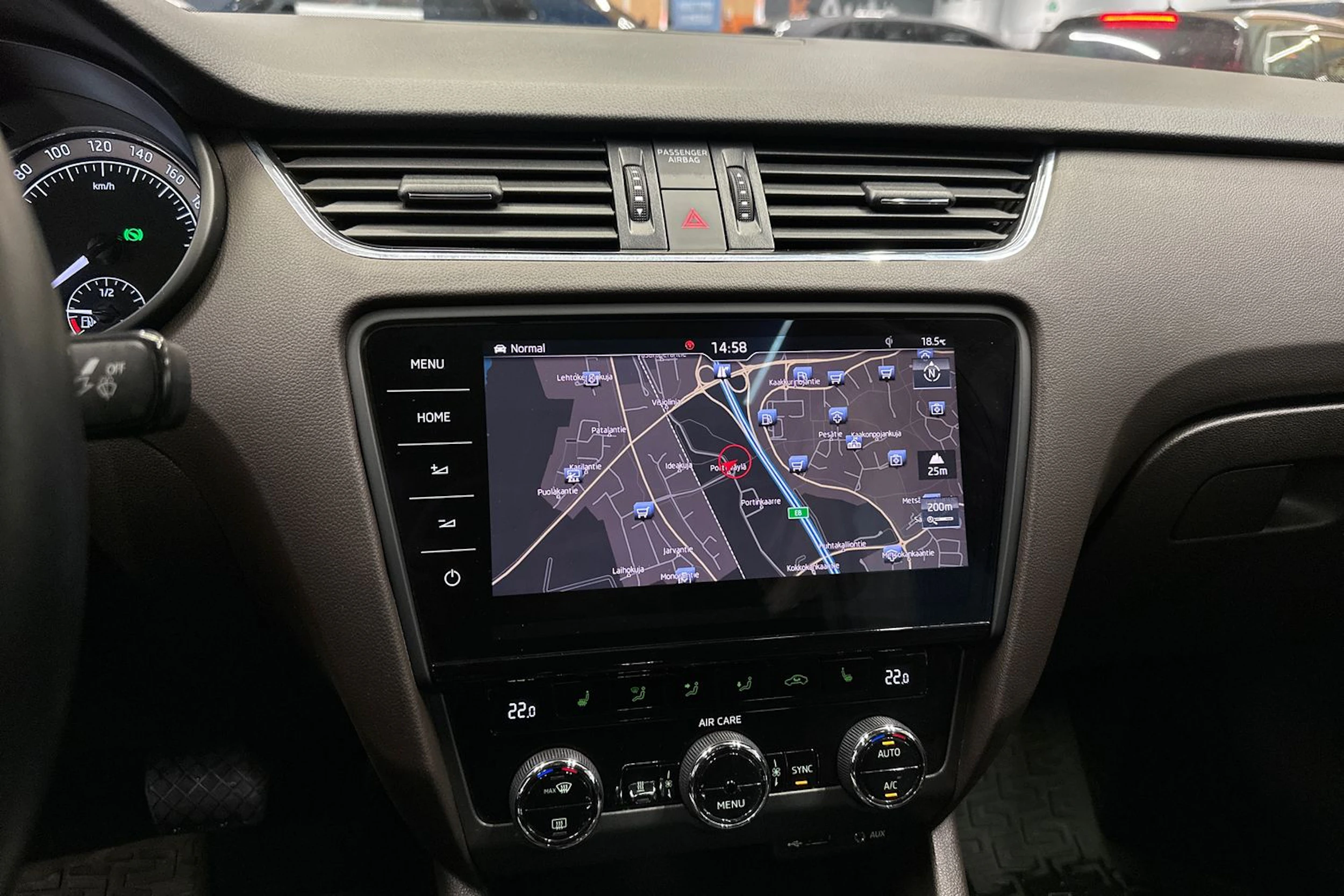 valkoinen Skoda Octavia 2017 kuva 21.