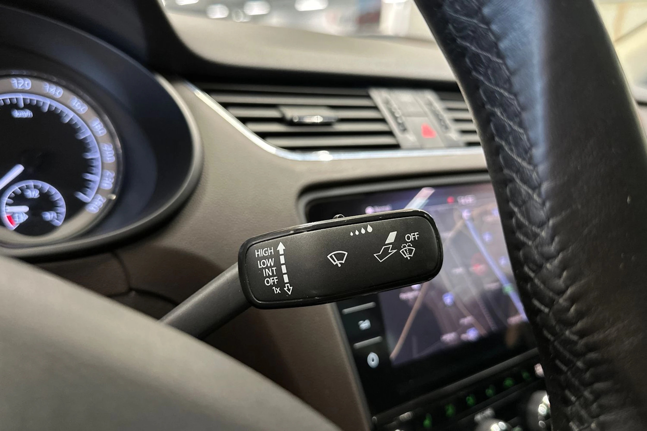 valkoinen Skoda Octavia 2017 kuva 25.