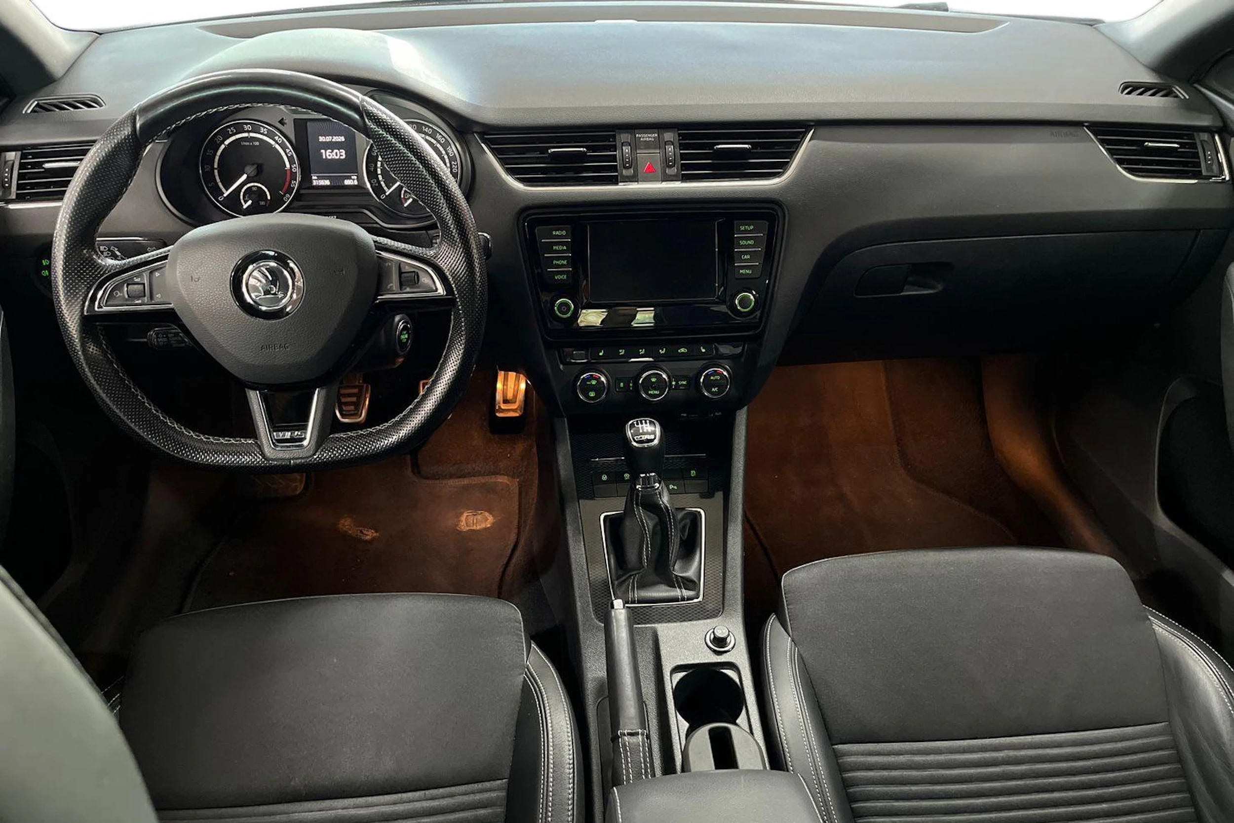Harmaa Skoda OCTAVIA 2017 kuva 7.