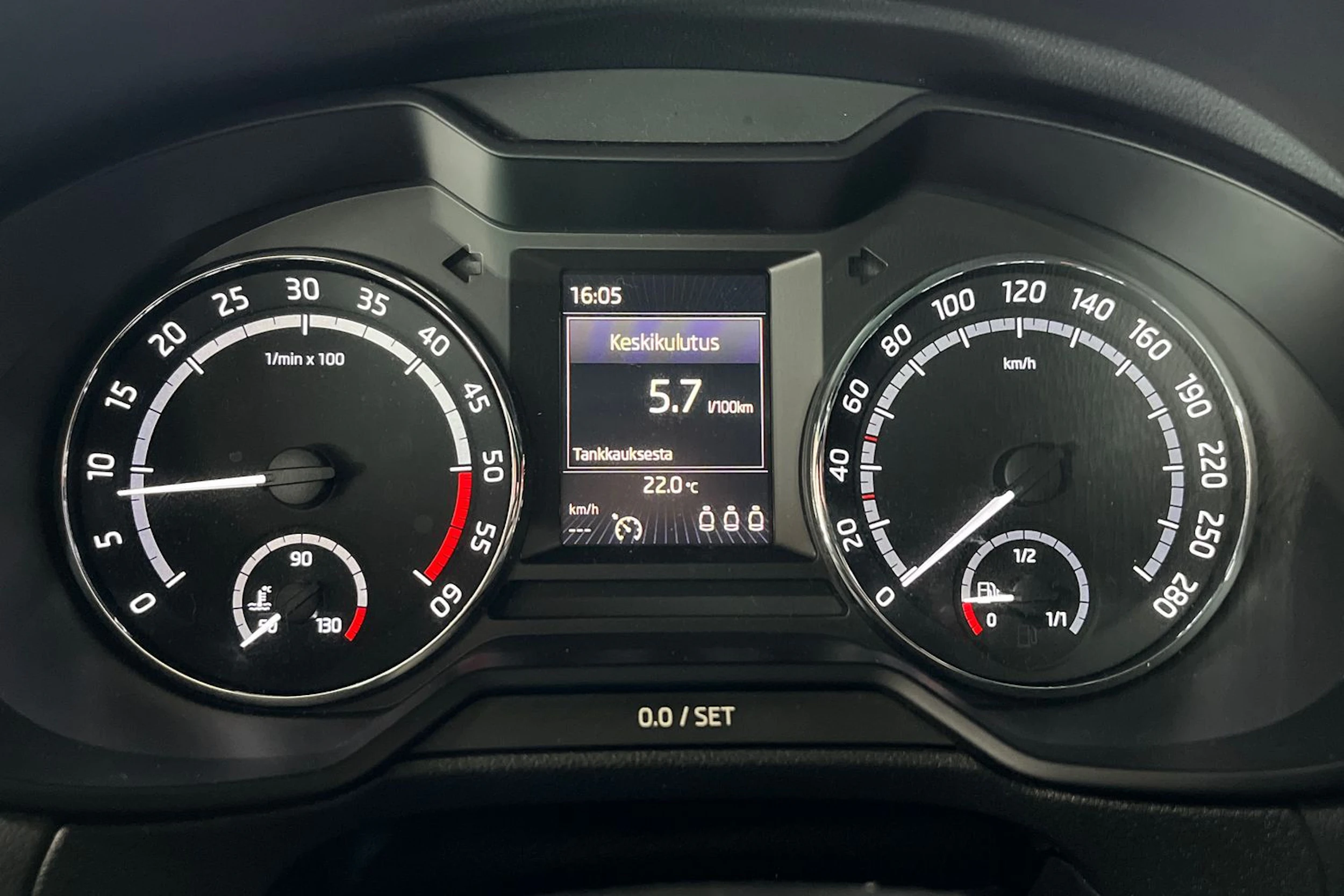 Harmaa Skoda OCTAVIA 2017 kuva 12.