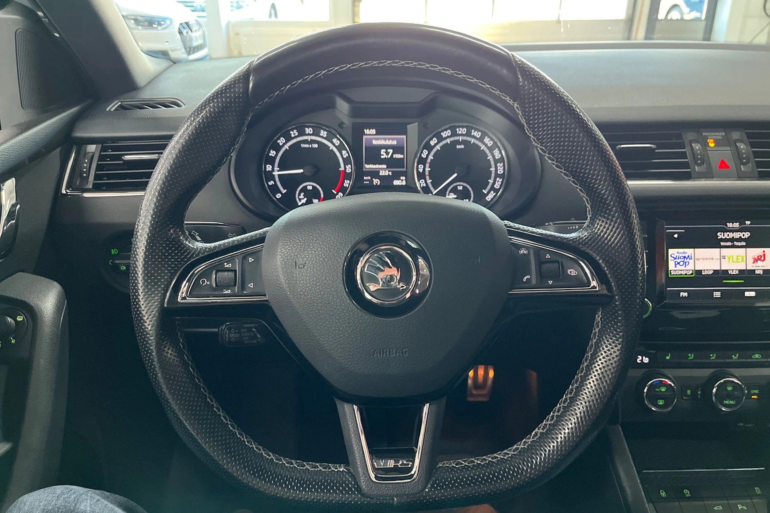 Harmaa Skoda OCTAVIA 2017 kuva 13.