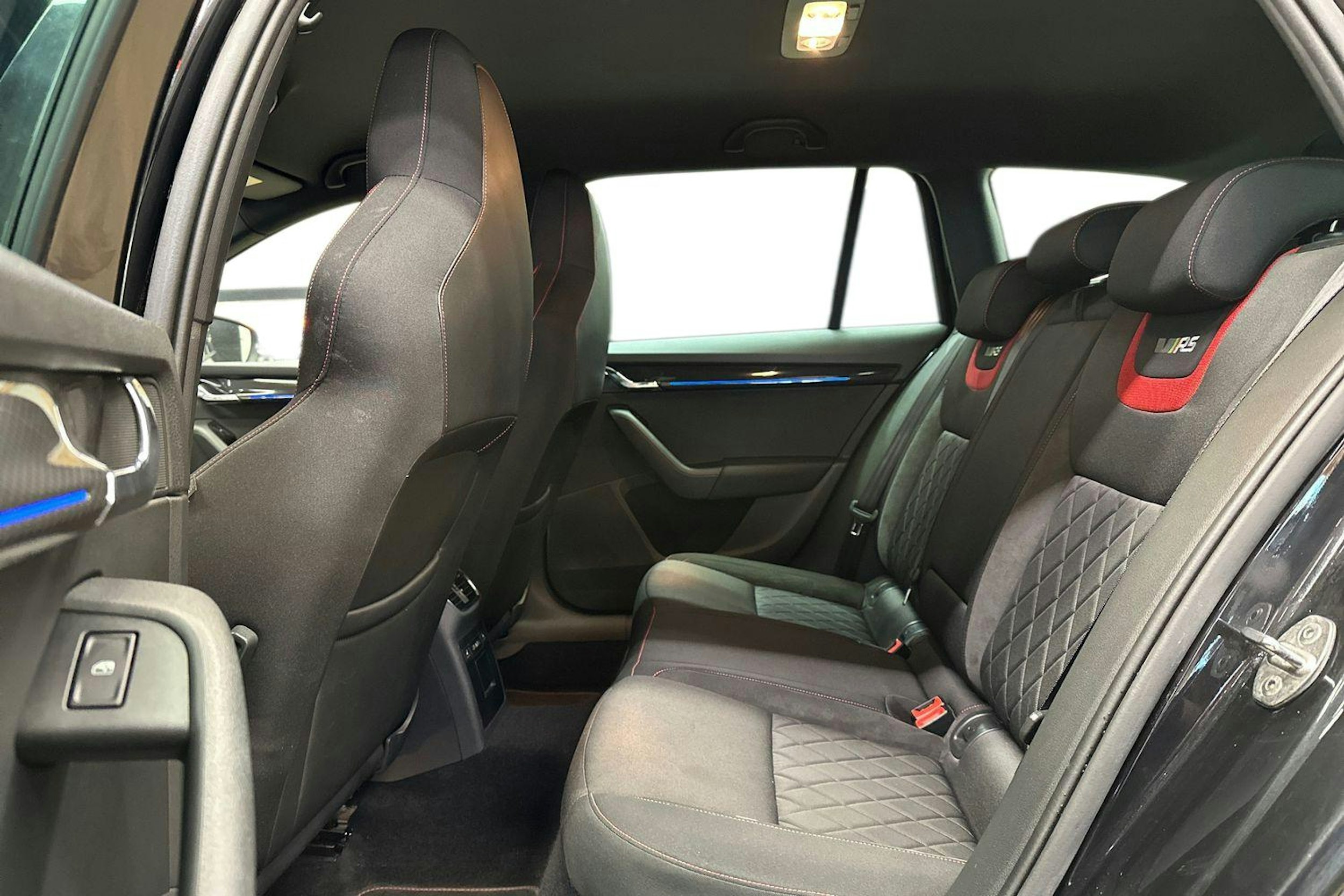 musta Skoda Octavia 2018 kuva 10.