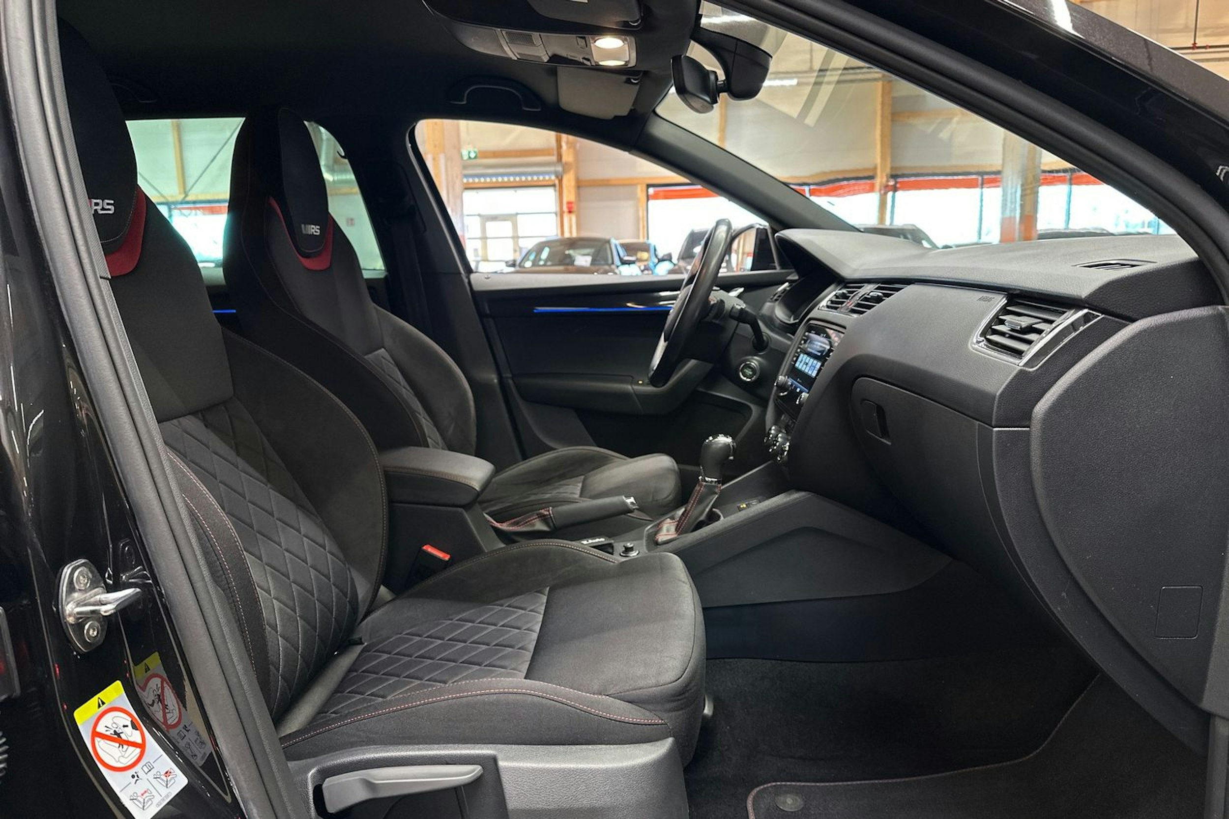 musta Skoda Octavia 2018 kuva 14.