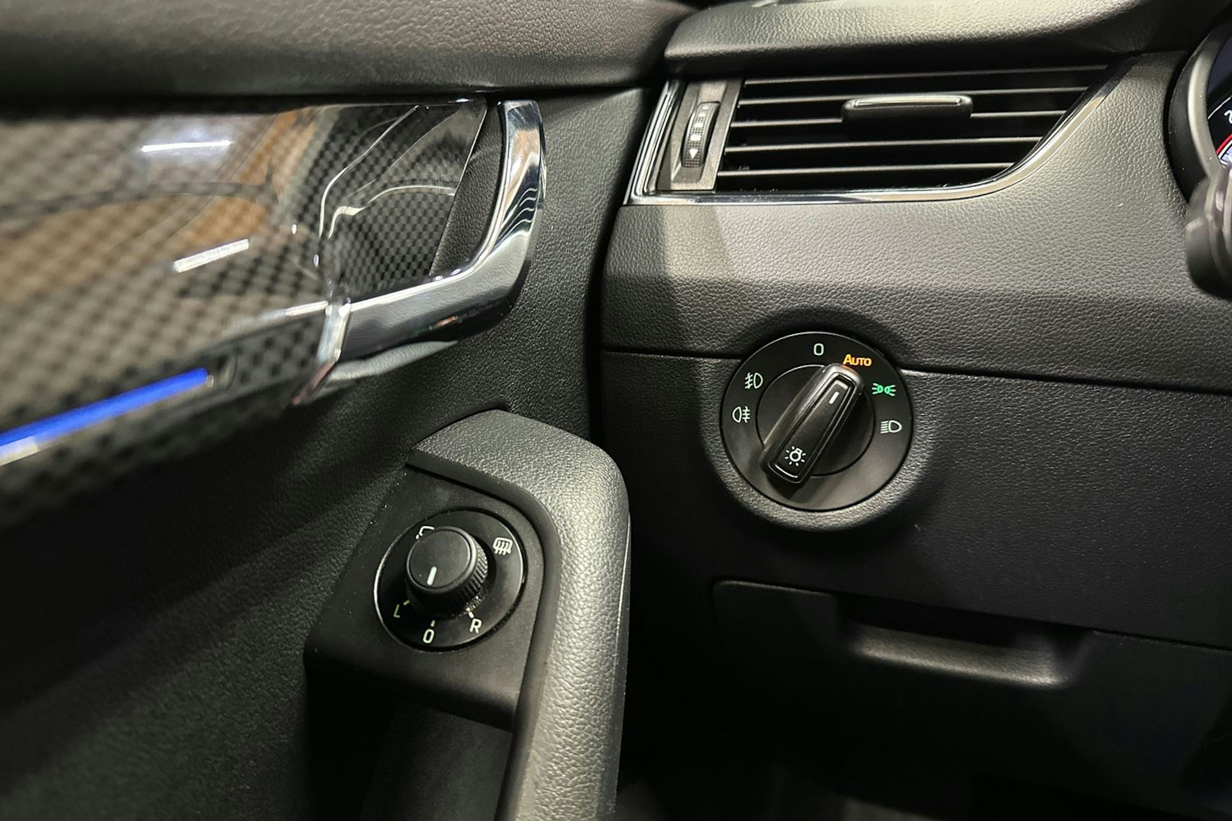 musta Skoda Octavia 2018 kuva 32.