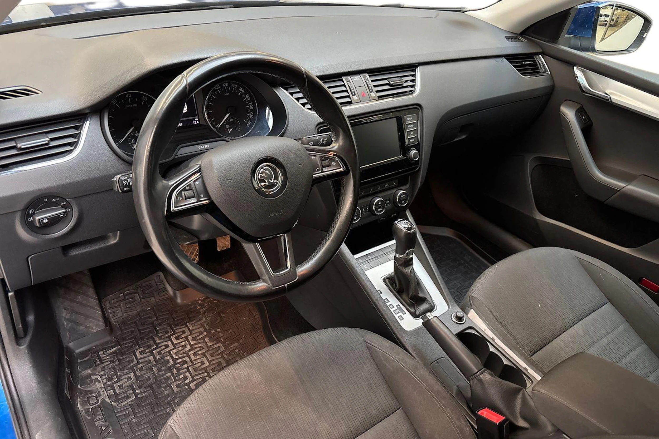 sininen Skoda Octavia 2017 kuva 6.