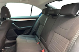 sininen Skoda Octavia 2017 kuva 8.