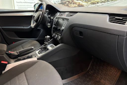 sininen Skoda Octavia 2017 kuva 20.